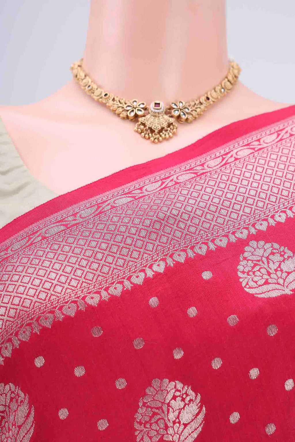 Border image of Pink Soft Silk Saree with Checked design on the body and Without Border. 