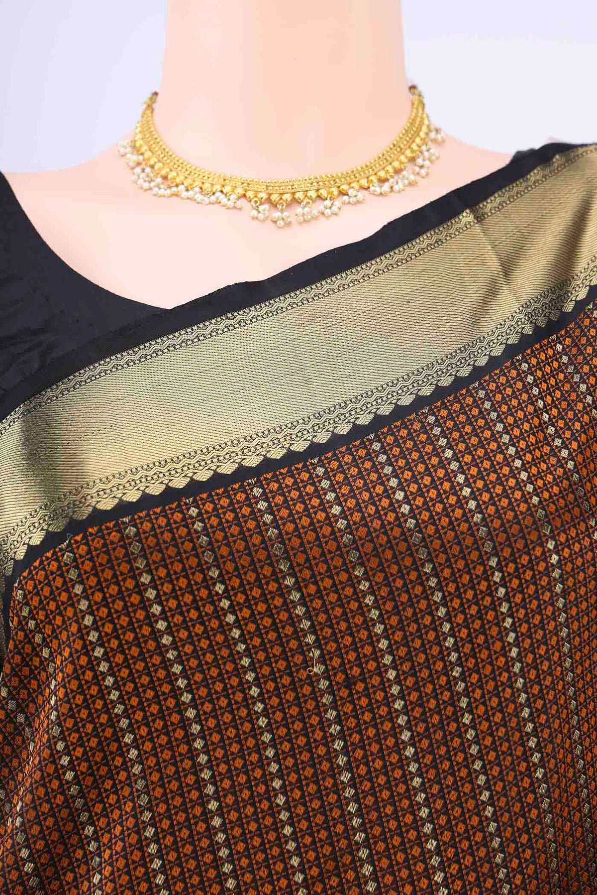 Border image of Black Kanchipuram Saree with Zari Butta on the body and Zari Border