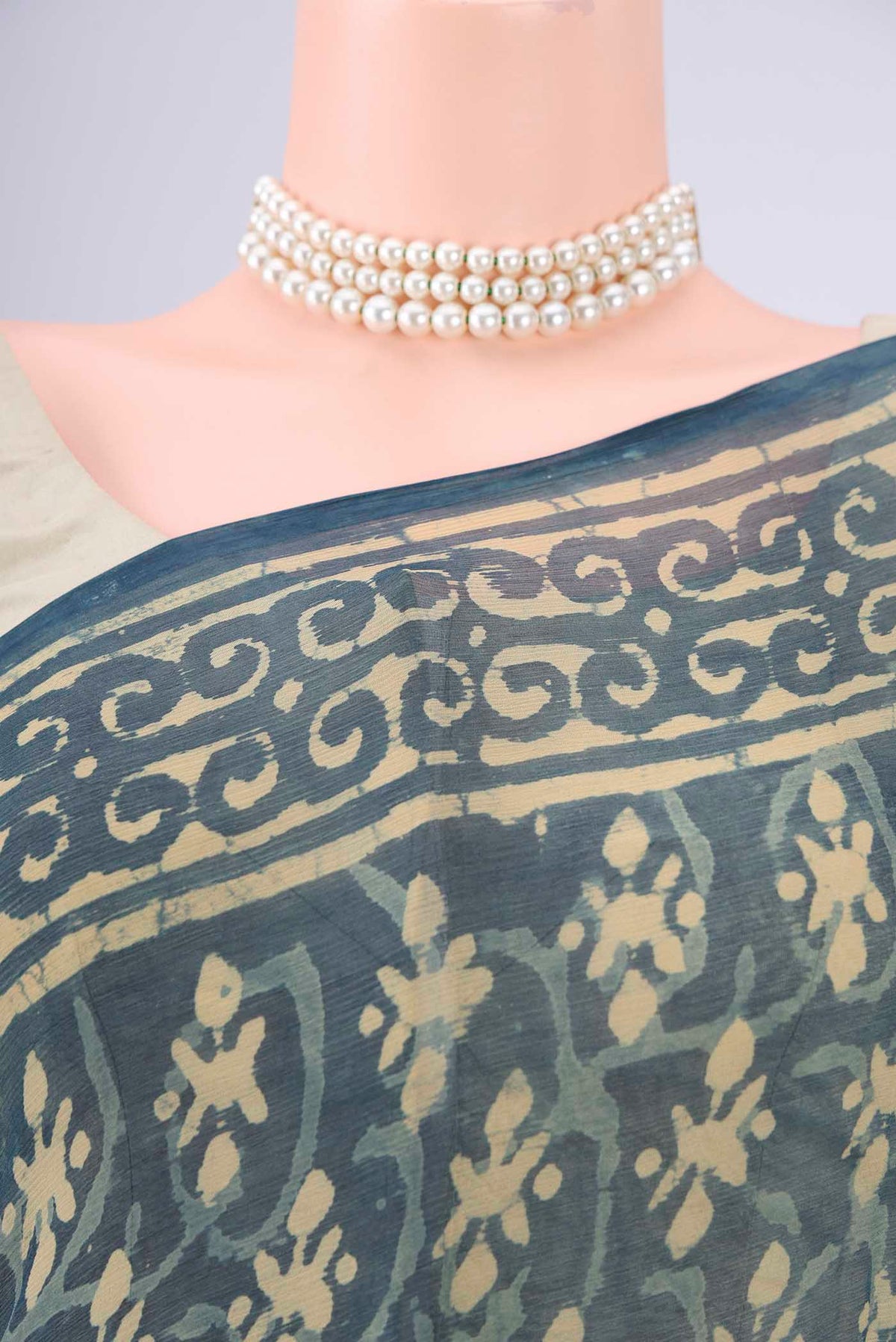 Border image of Indigo Mysore Chiffon Saree with Batik Print on the body and Printed Border. 