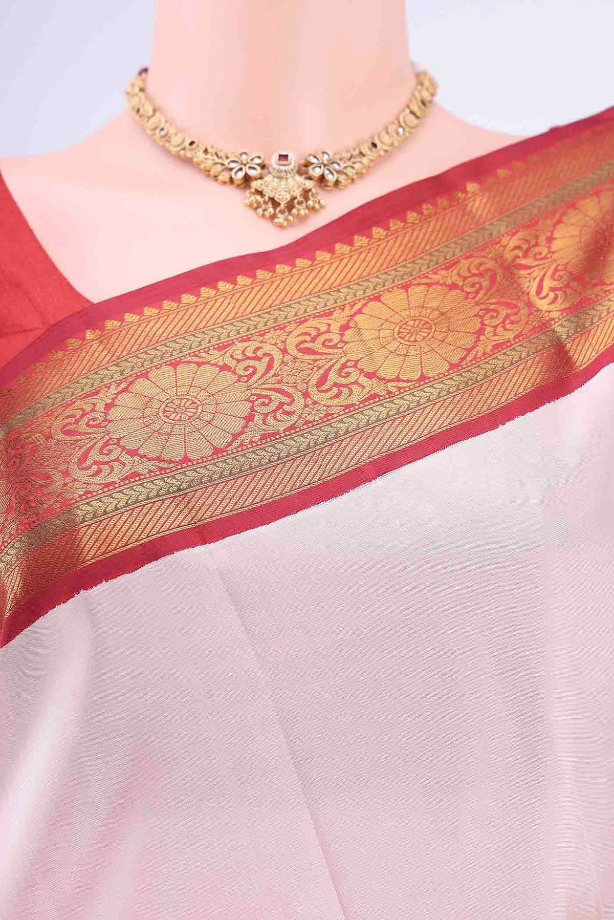 Border image of Rose pink Kanchipuram Silk Saree with Zari Butta on the body and Zari Border