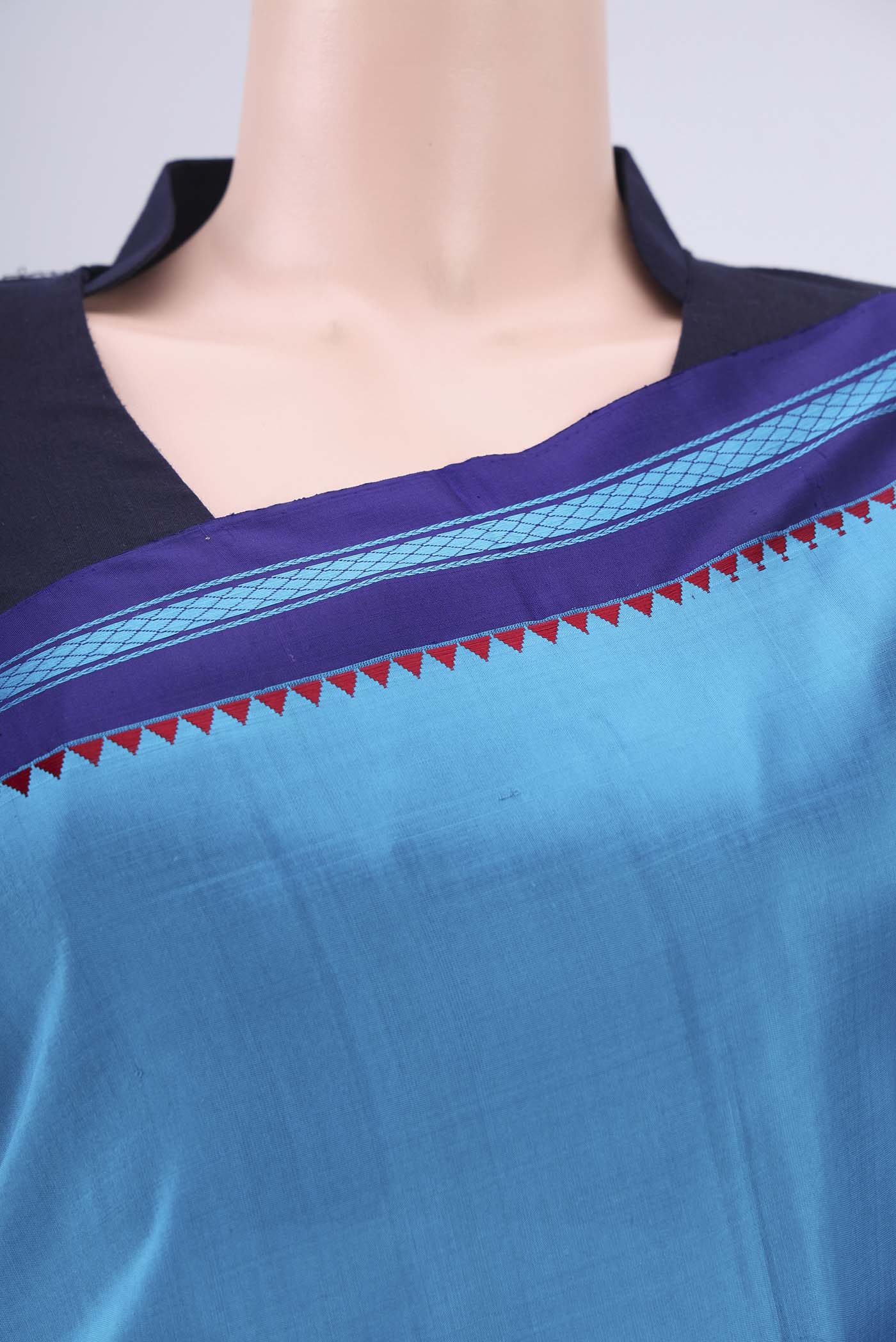Border image of Blue Dual Tone Kanchipuram Silk Saree with Plain Body and Thread Border. 