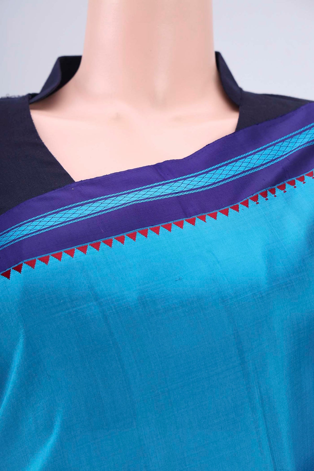 Border image of Blue Dual Tone Kanchipuram Silk Saree with Plain Body and Thread Border. 