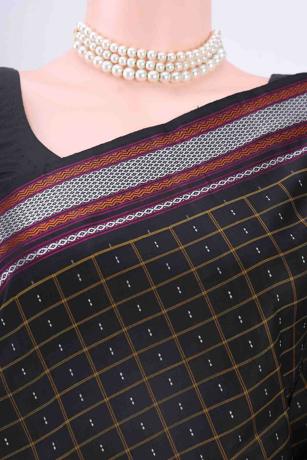 Border image of Black Kanchipuram Silk Saree with Checked design on the body and Thread Border