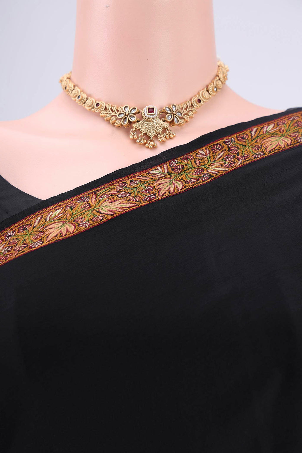 Border image of Black Kashmiri Saree with Plain Body and Thread Border. 