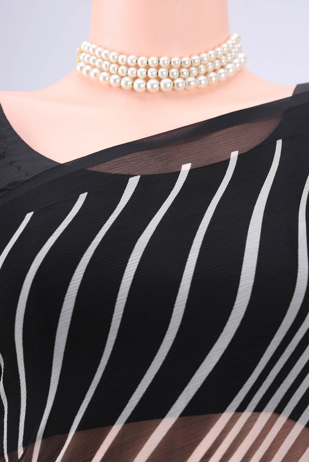 Border image of Black Mysore Chiffon Saree with Zig Zag design on the body and Plain Border. 