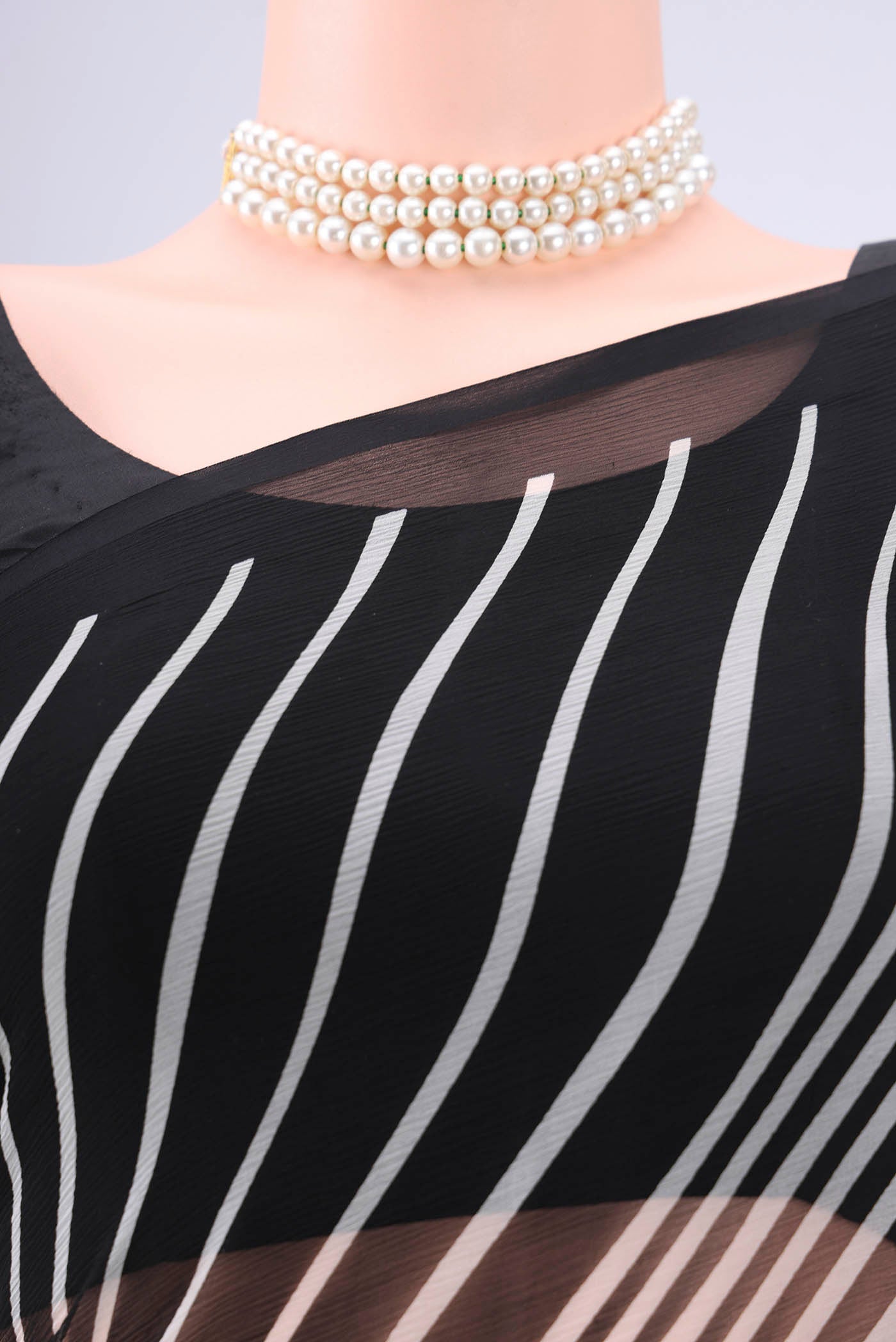 Border image of Black Mysore Chiffon Saree with Zig Zag design on the body and Plain Border. 