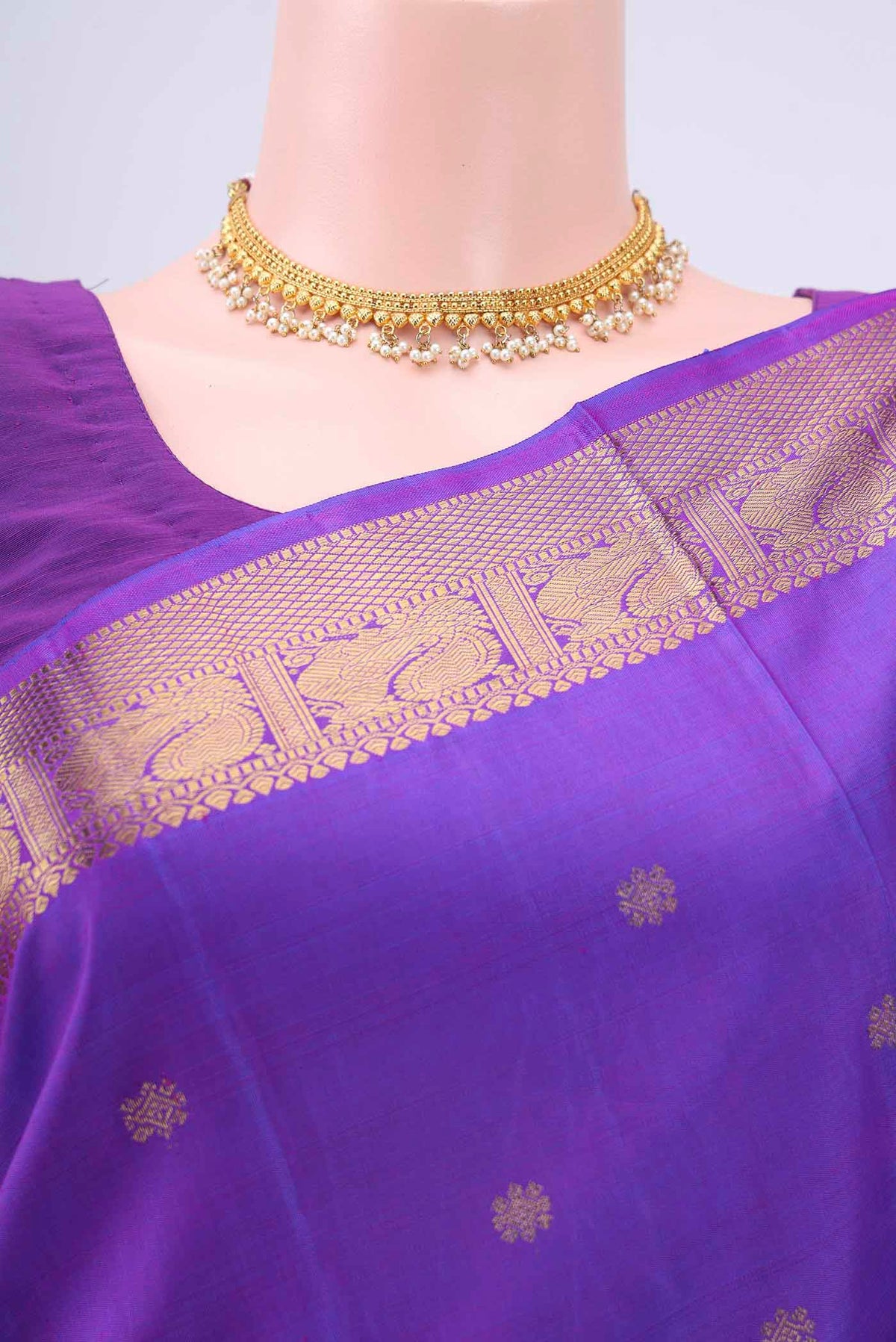 Border image of Pure Silk Pure Zari Purple Kanchipuram Saree with Zari Butta on the body and Zari Border