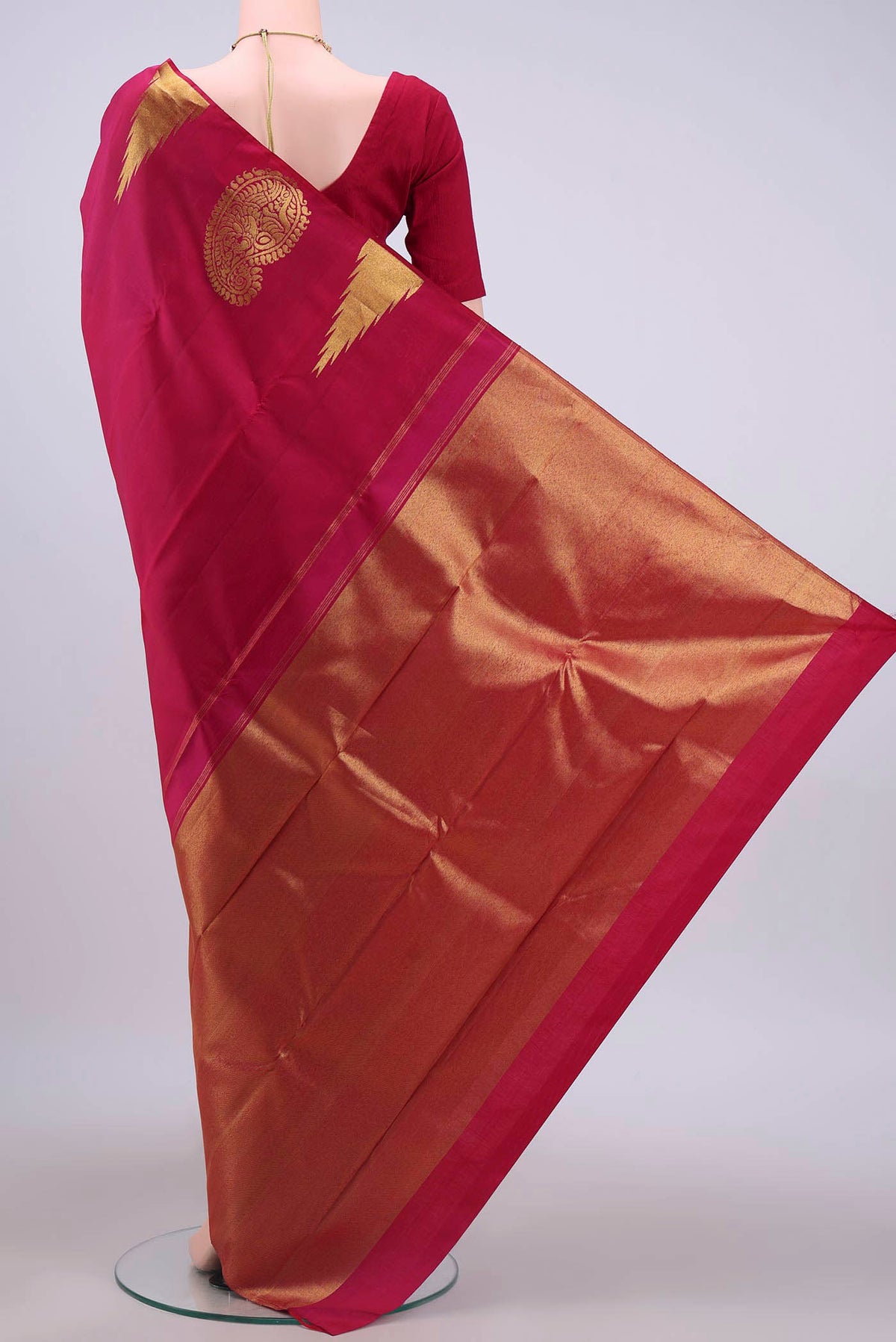 Flat view of Pink Dual Tone Kanchipuram Silk Saree with Zari Butta on the body and Temple Border