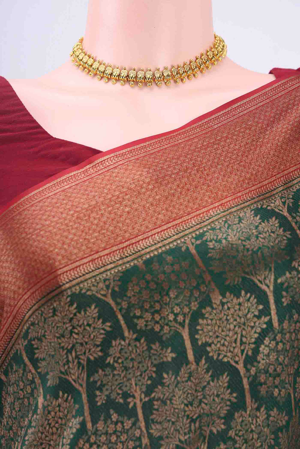 Border image of Bottle Green Dual Tone Mysore Crepe Saree with Zari Brocade on the body and Zari Border