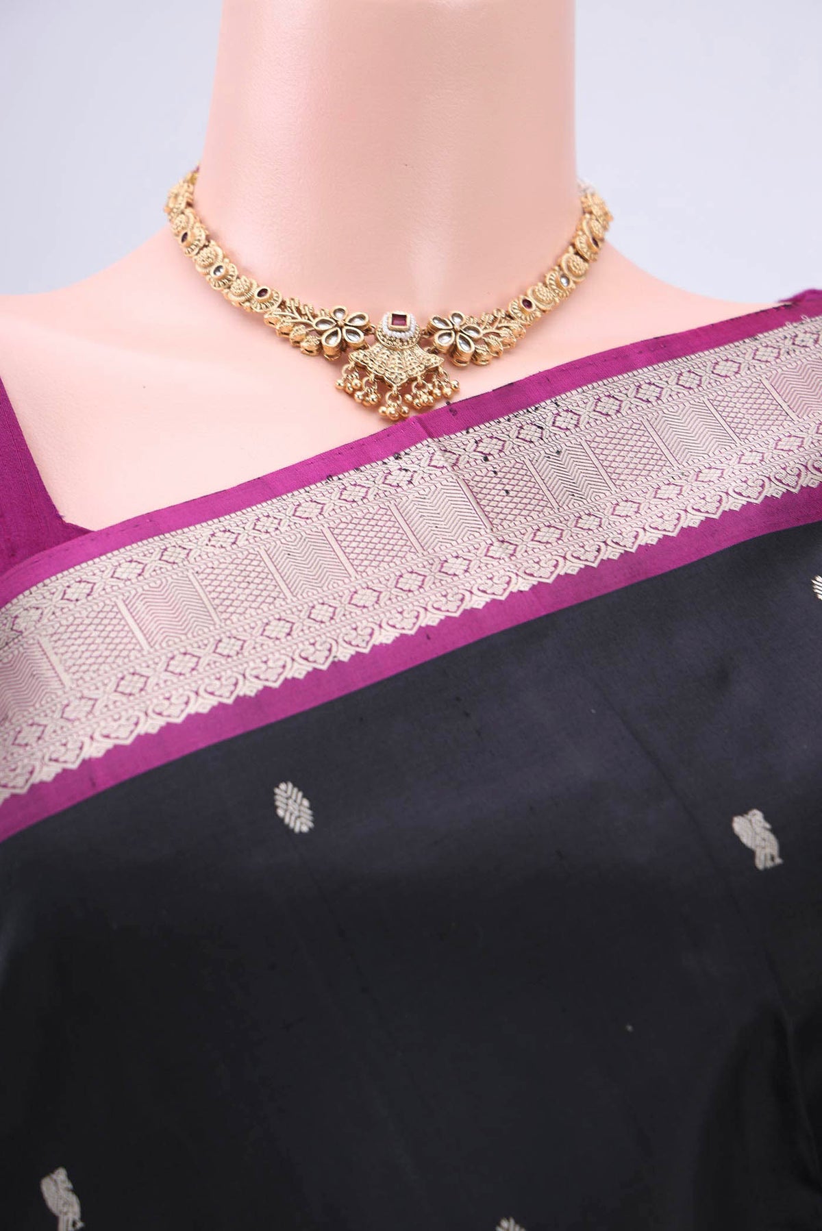 Border image of Black Kanchipuram Silk Saree with Thread Butta on the body and Thread Border