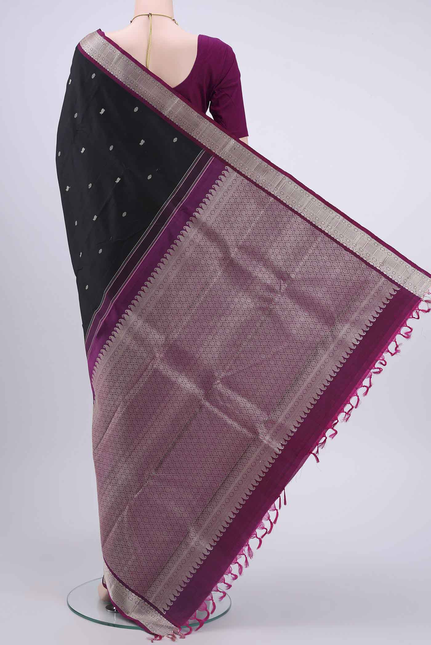 Flat view of Black Kanchipuram Silk Saree with Thread Butta on the body and Thread Border
