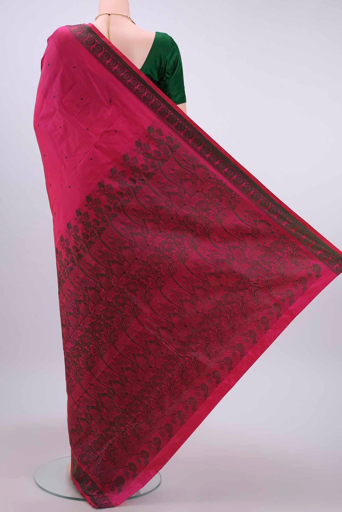 Flat view of Dark Pink Kanchipuram Silk Saree with Thread Butta on the body and Thread Border