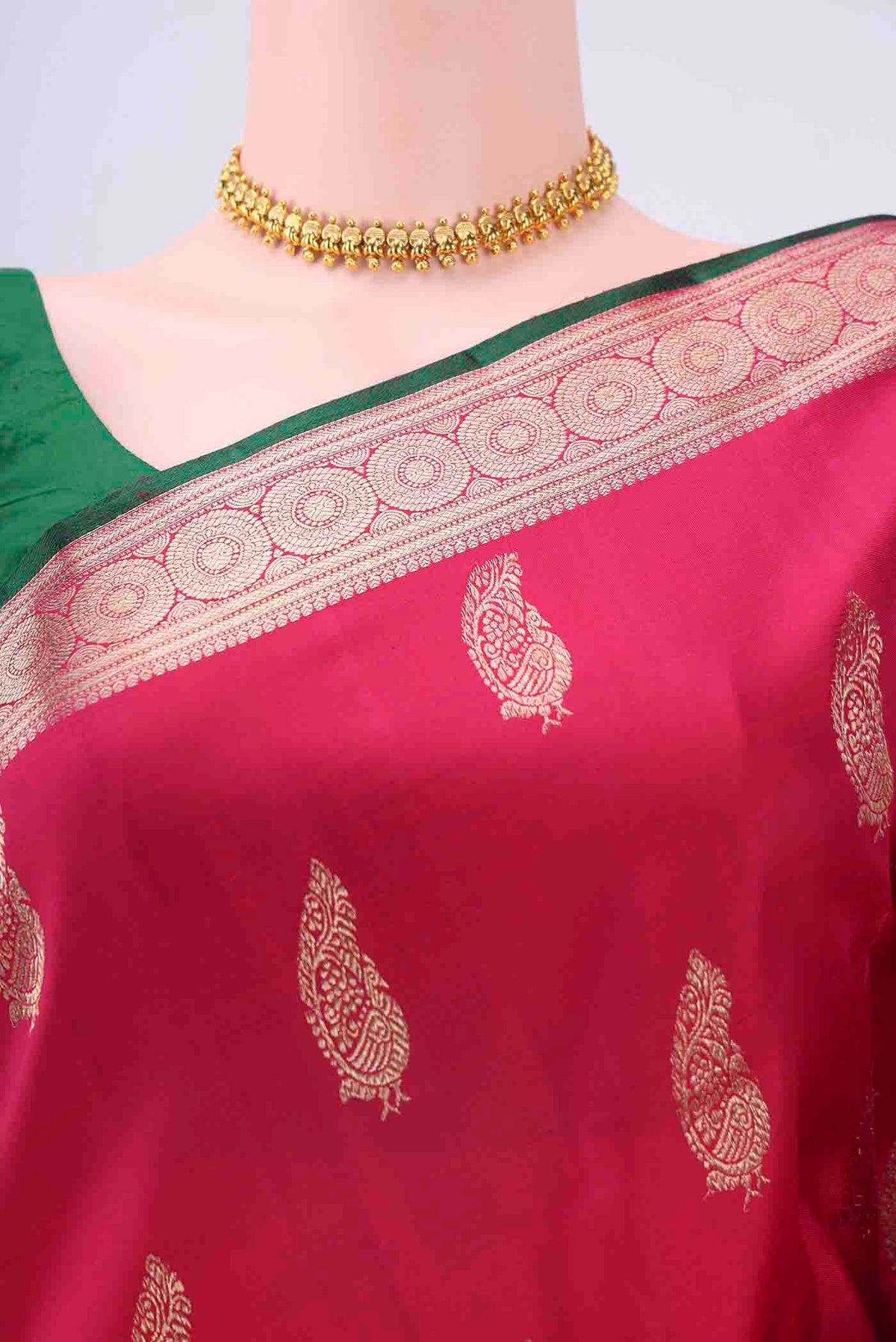 Border image of Dark Pink Kanchipuram Saree with Zari Butta on the body and Zari Border