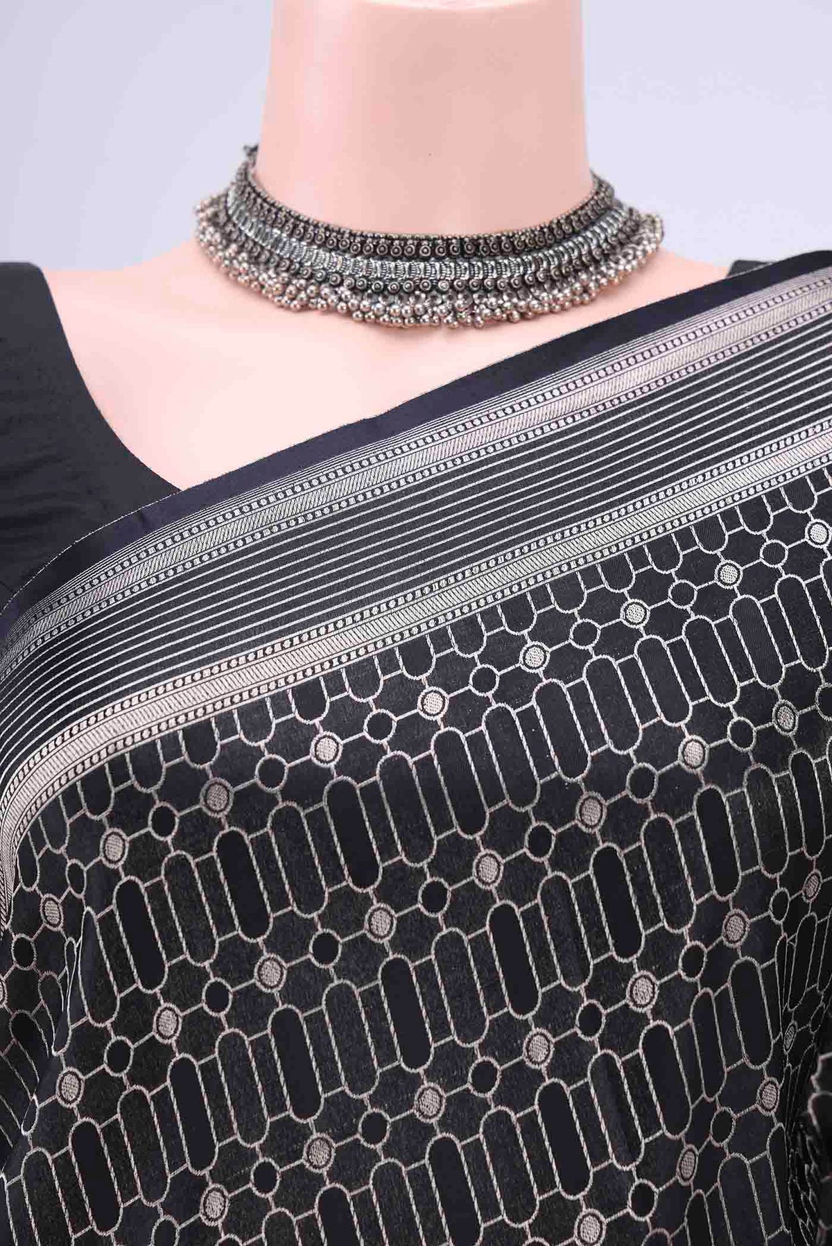 Border image of Black Dual Tone Banarasi Silk Saree with Zari Brocade on the body and Zari Border
