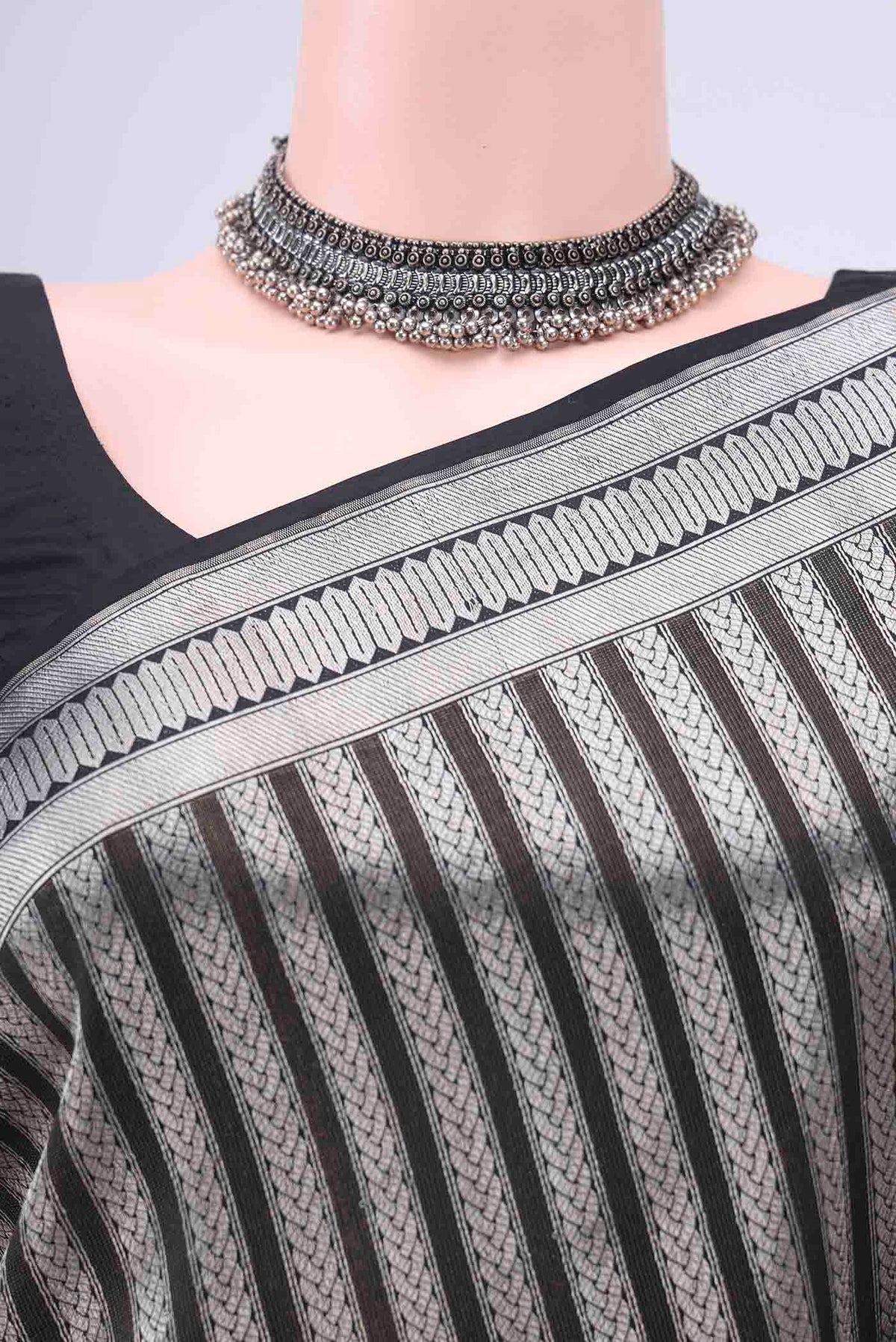 Border image of Black Dual Tone Banarasi Silk Saree with Stripes on the body and Zari Border
