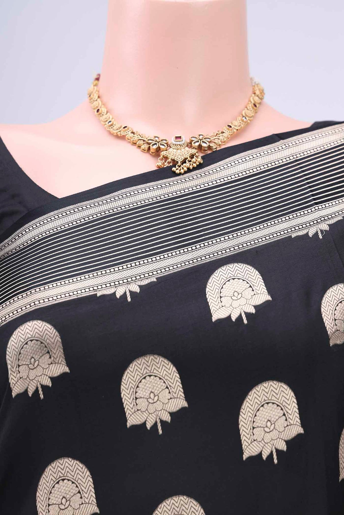 Border image of Black Dual Tone Banarasi Silk Saree with Zari Butta on the body and Zari Border