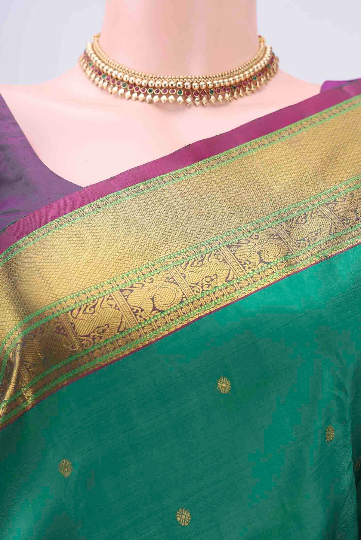 Border image of Green Dual Tone Kanchipuram Saree with Zari Butta on the body and Zari Border