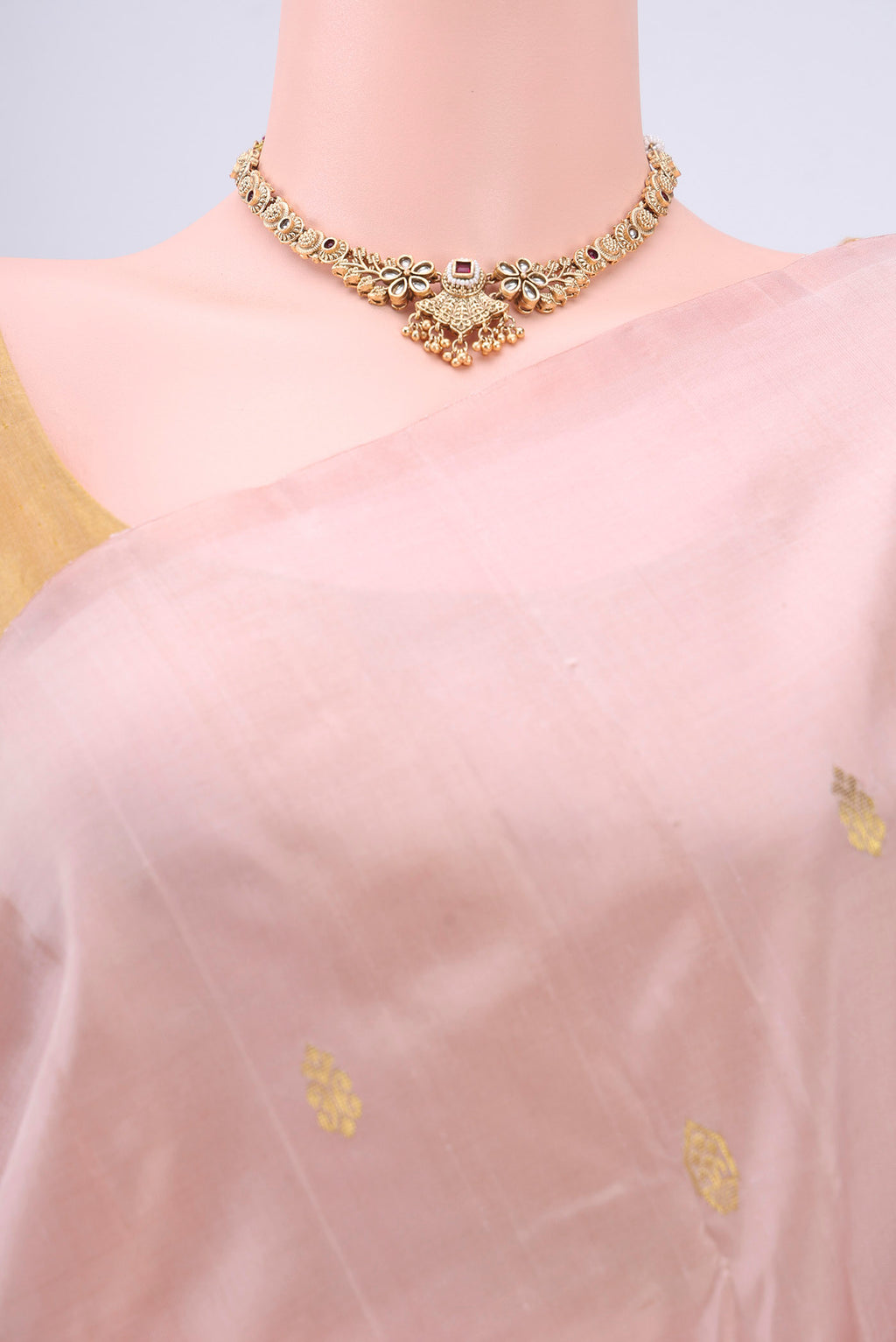 Border image of Rose pink Kanchipuram Silk Saree with Zari Butta on the body and One Side Border