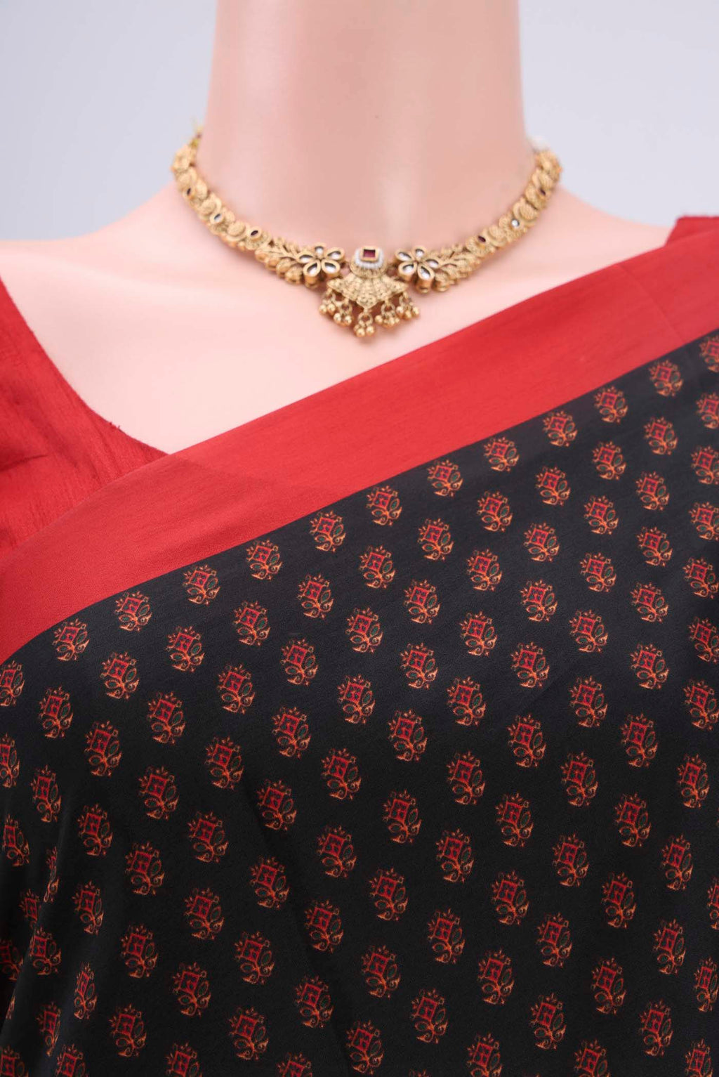 Border image of Black Printed Silk Saree with Printed design on the body and Plain Border. 