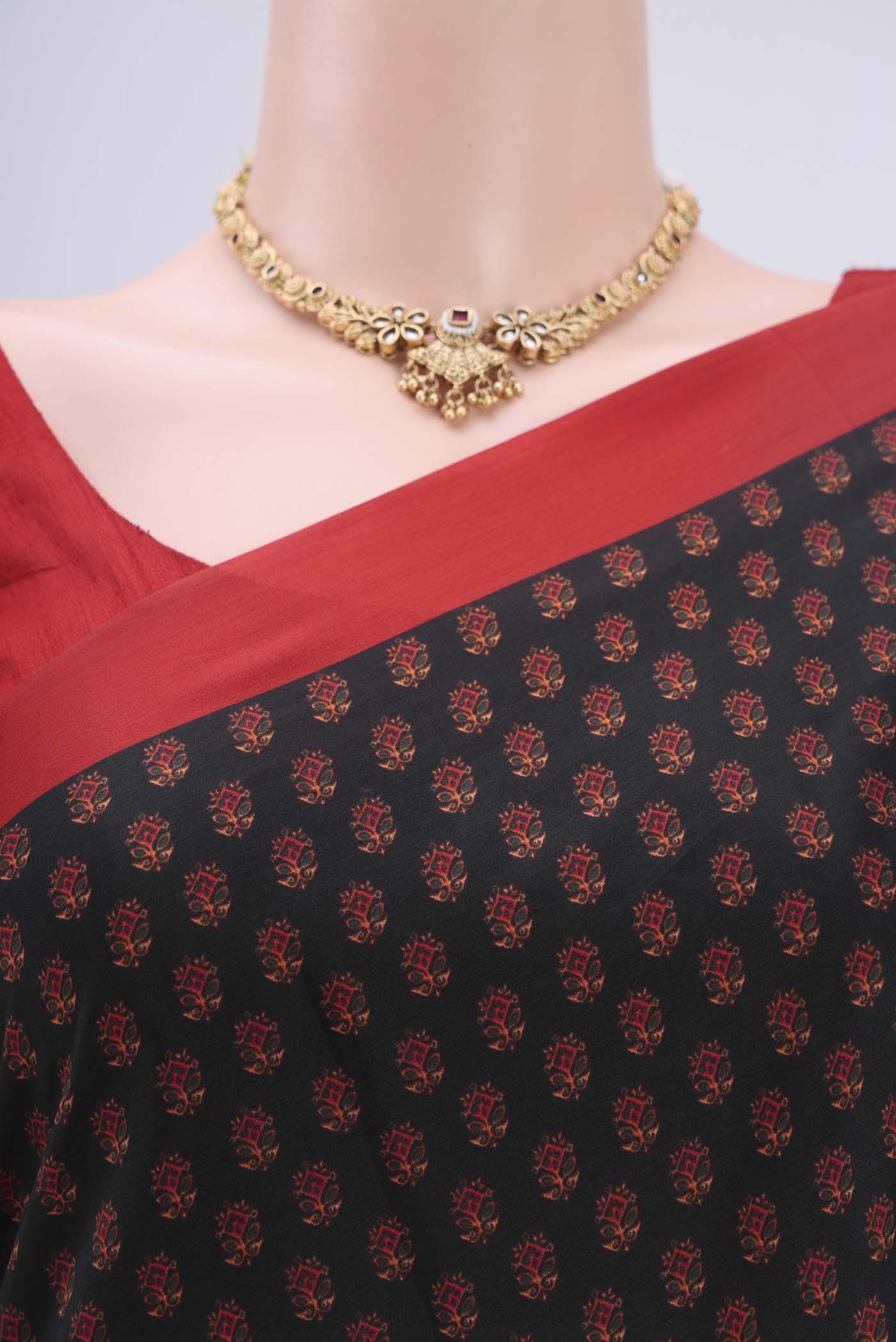 Border image of Black Printed Silk Saree with Printed design on the body and Plain Border. 