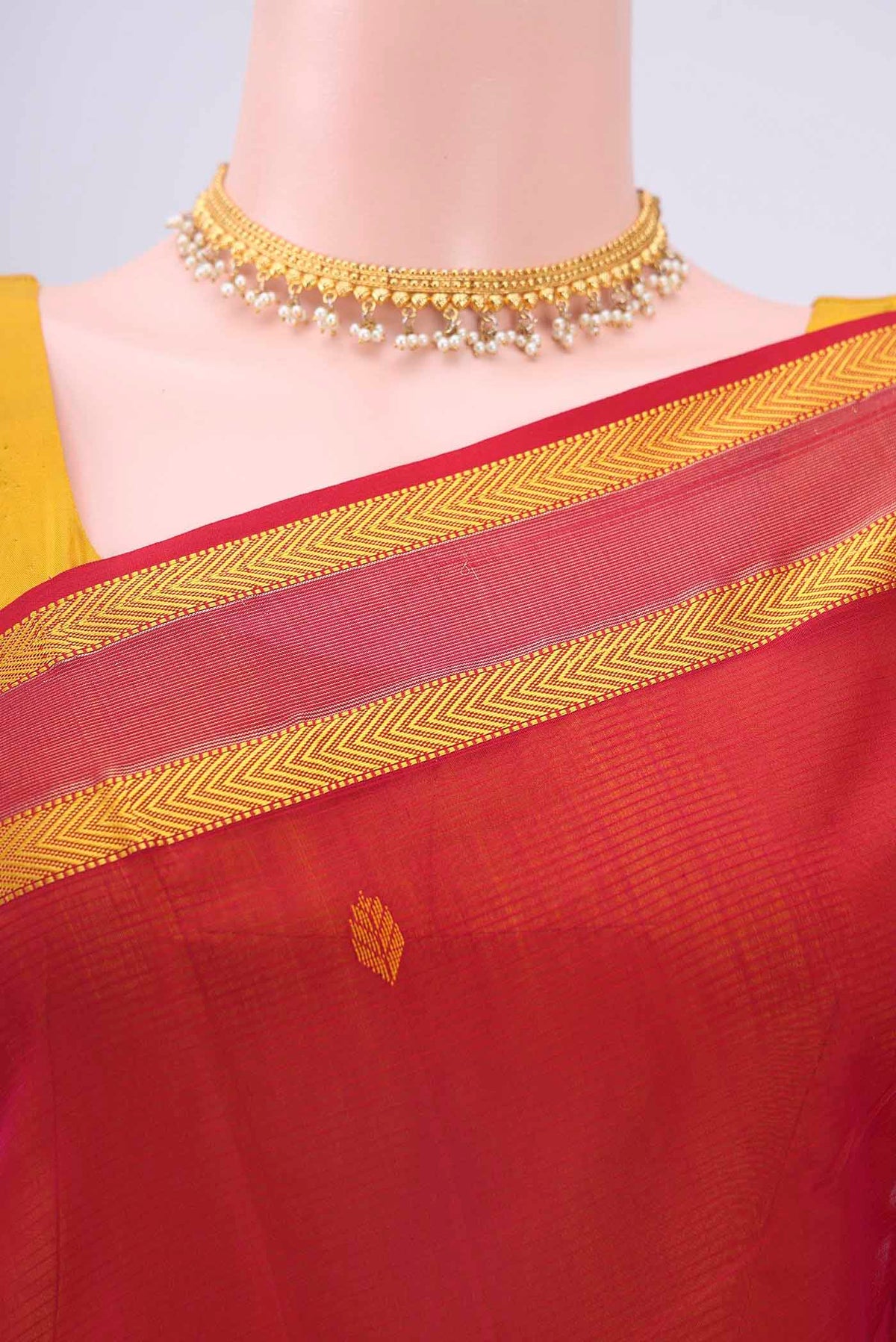 Border image of Red Maheshwari Silk Cotton Saree with Thread Butta on the body and Thread Border