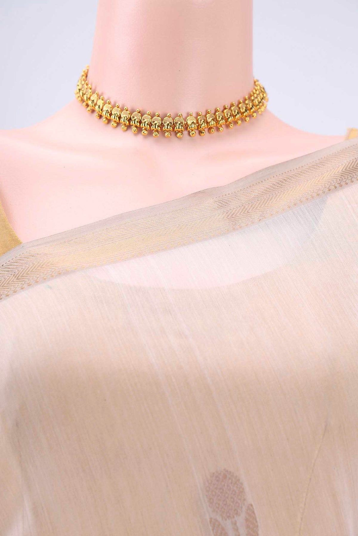Border image of White Maheshwari Silk Cotton Saree with Zari Butta on the body and Zari Border