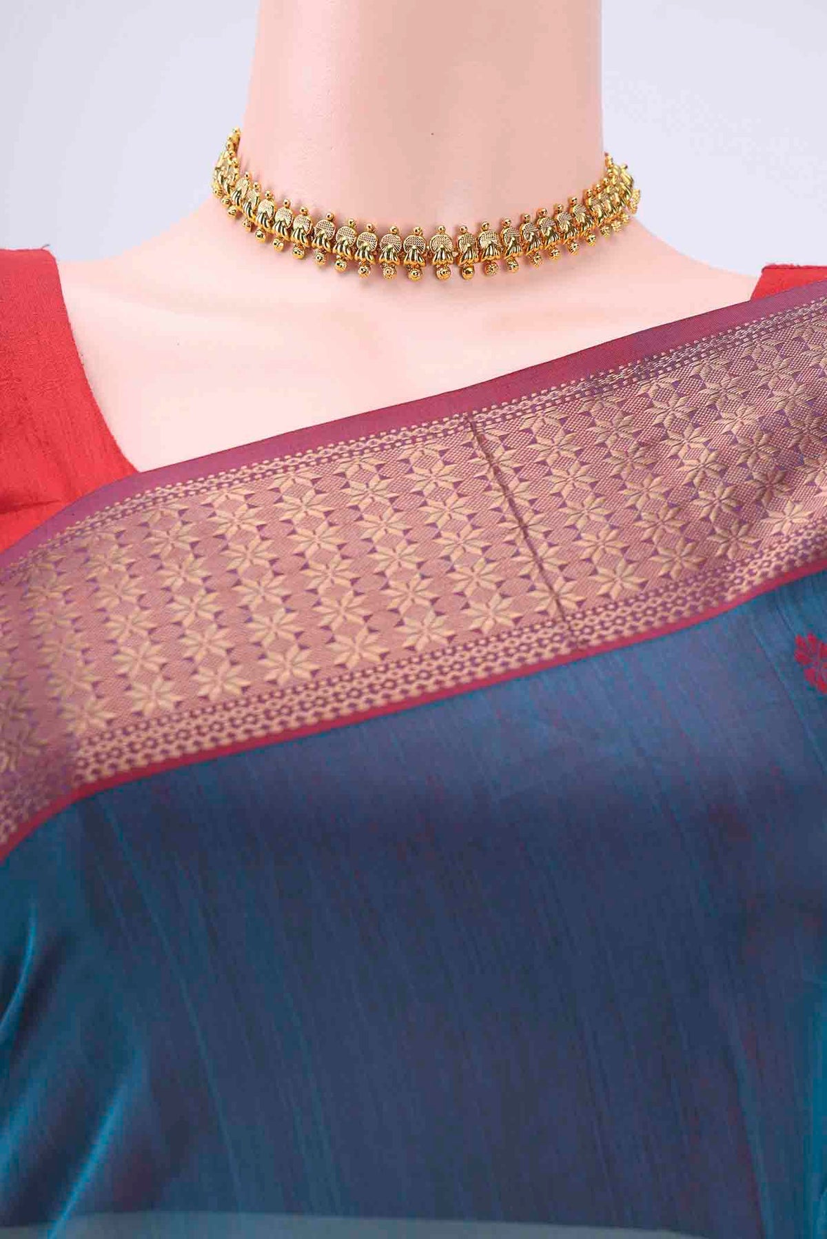 Border image of Dark Blue Maheshwari Silk Cotton Saree with Zari And Thread Butta on the body and Zari Border