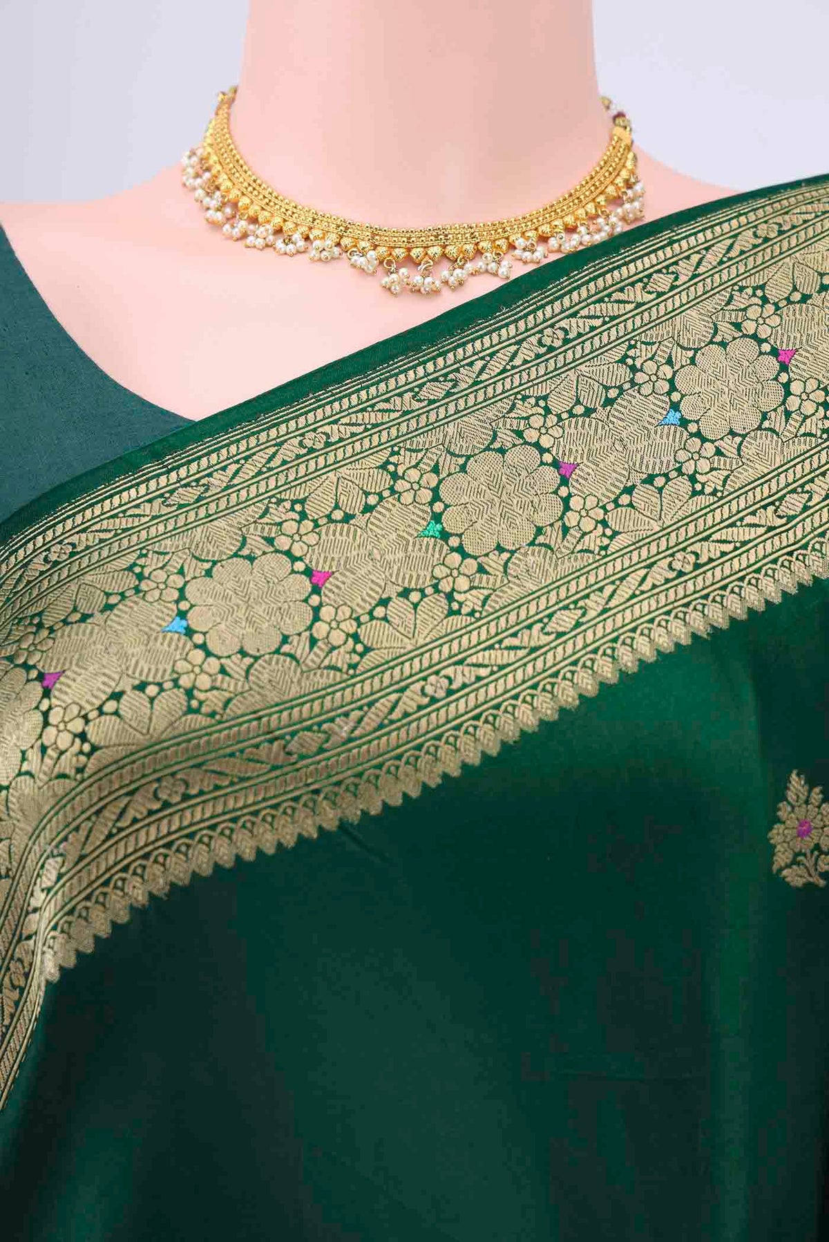 Border image of Bottle Green Dual Tone Banarasi Silk Saree with Zari And Thread Butta on the body and Zari And Thread Border