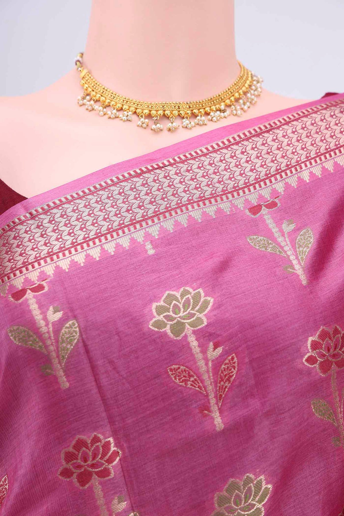 Border image of Dark Pink Banarasi Raw Silk Saree with Zari And Thread Butta on the body and Zari Border