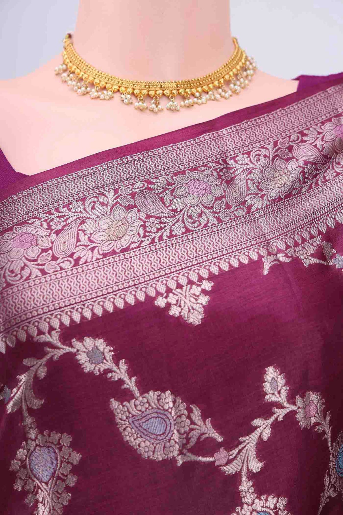 Border image of Light Magenta Banarasi Raw Silk Saree with Zari And Thread Butta on the body and Zari Border
