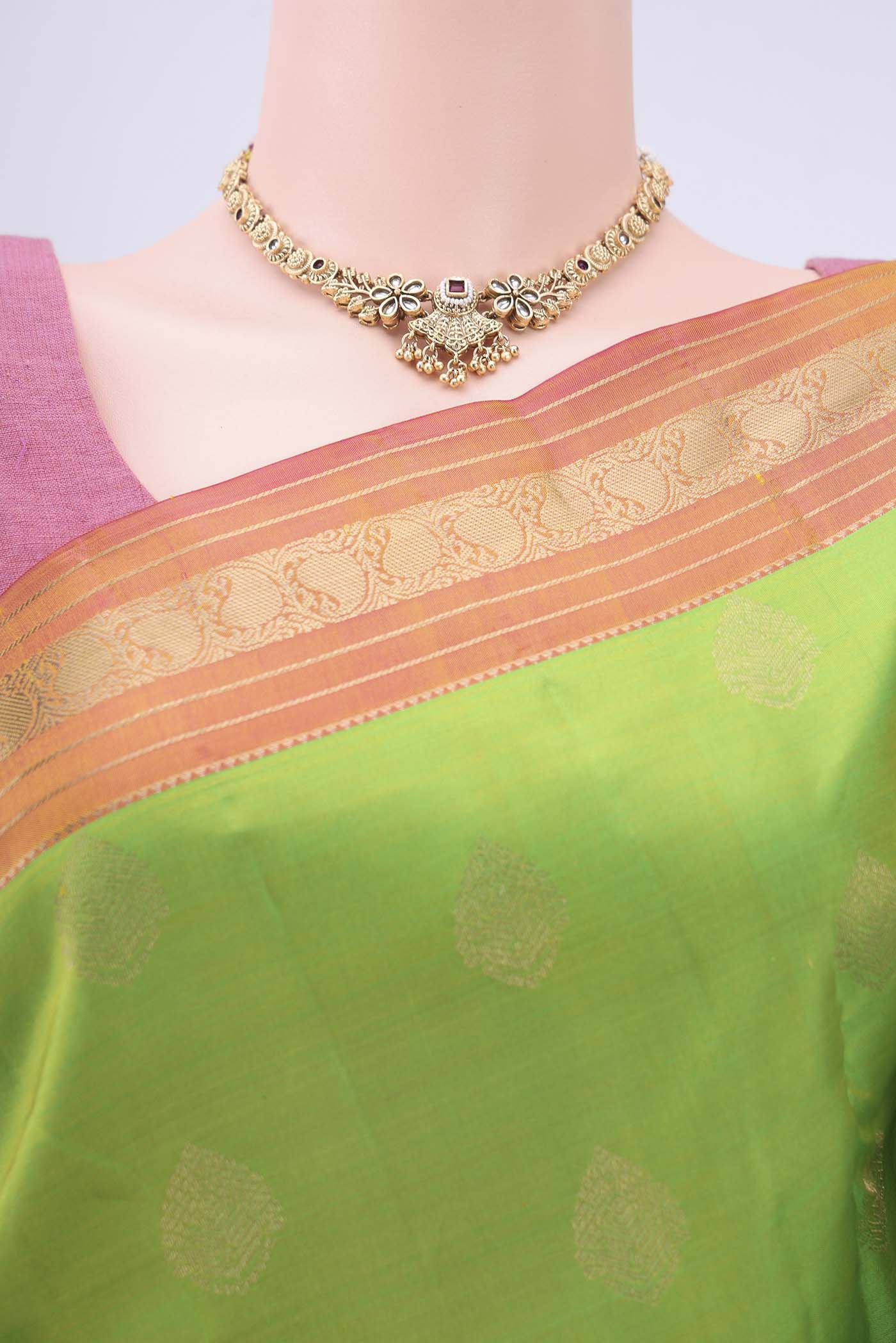 Border image of Parrot Green Dual Tone Nangavalli Silk [ Salem ] Saree with Zari Butta on the body and Ganga Jamuna Border