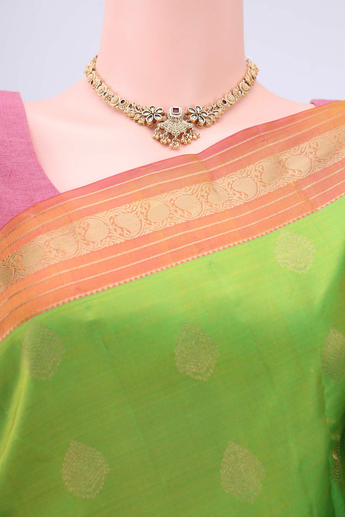 Border image of Parrot Green Dual Tone Nangavalli Silk [ Salem ] Saree with Zari Butta on the body and Ganga Jamuna Border