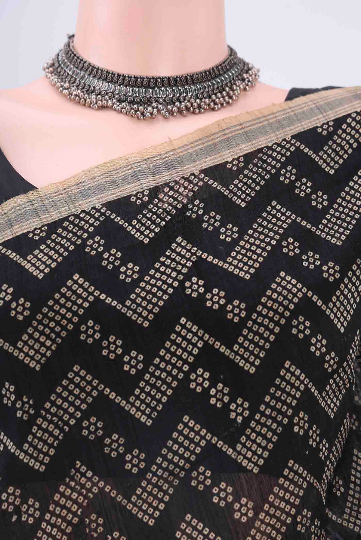 Border image of Black Tussar Silk Saree with Zig Zag design on the body and Plain Border