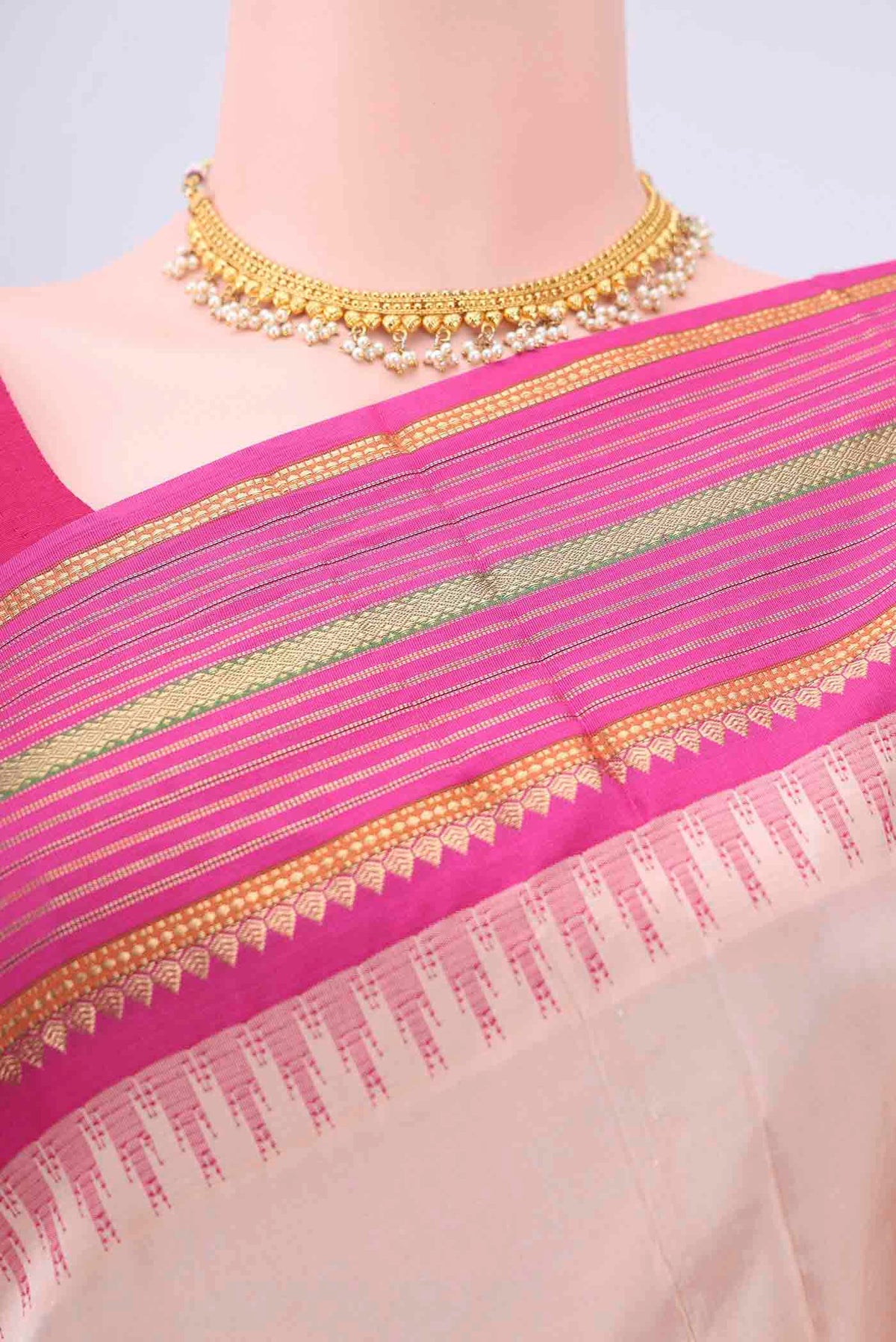 Border image of Peach Bangalore Silk - kadyal Saree with Thread Butta on the body and Temple Border