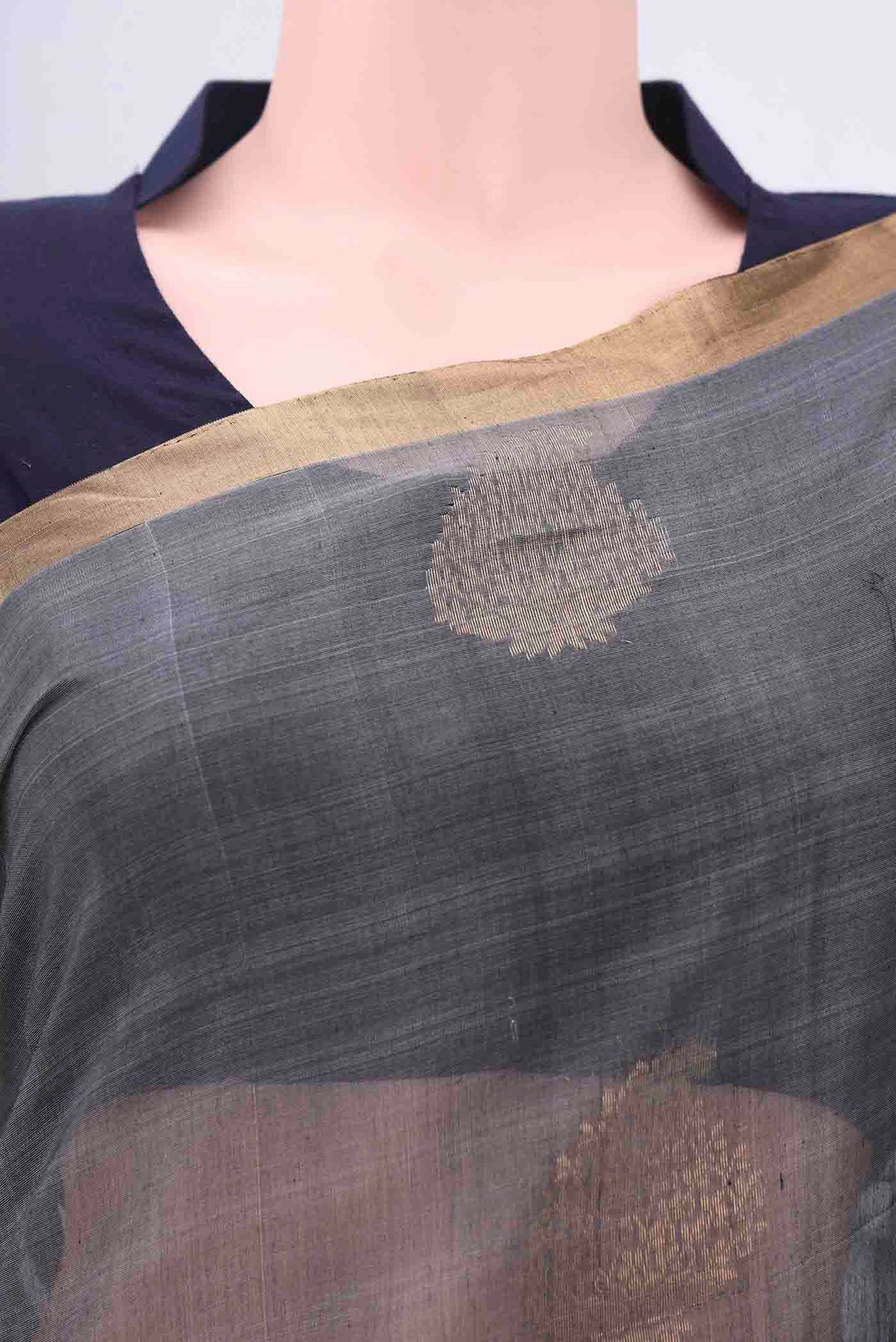 Border image of Grey Kora Cotton Saree with Zari Butta on the body and Zari Border