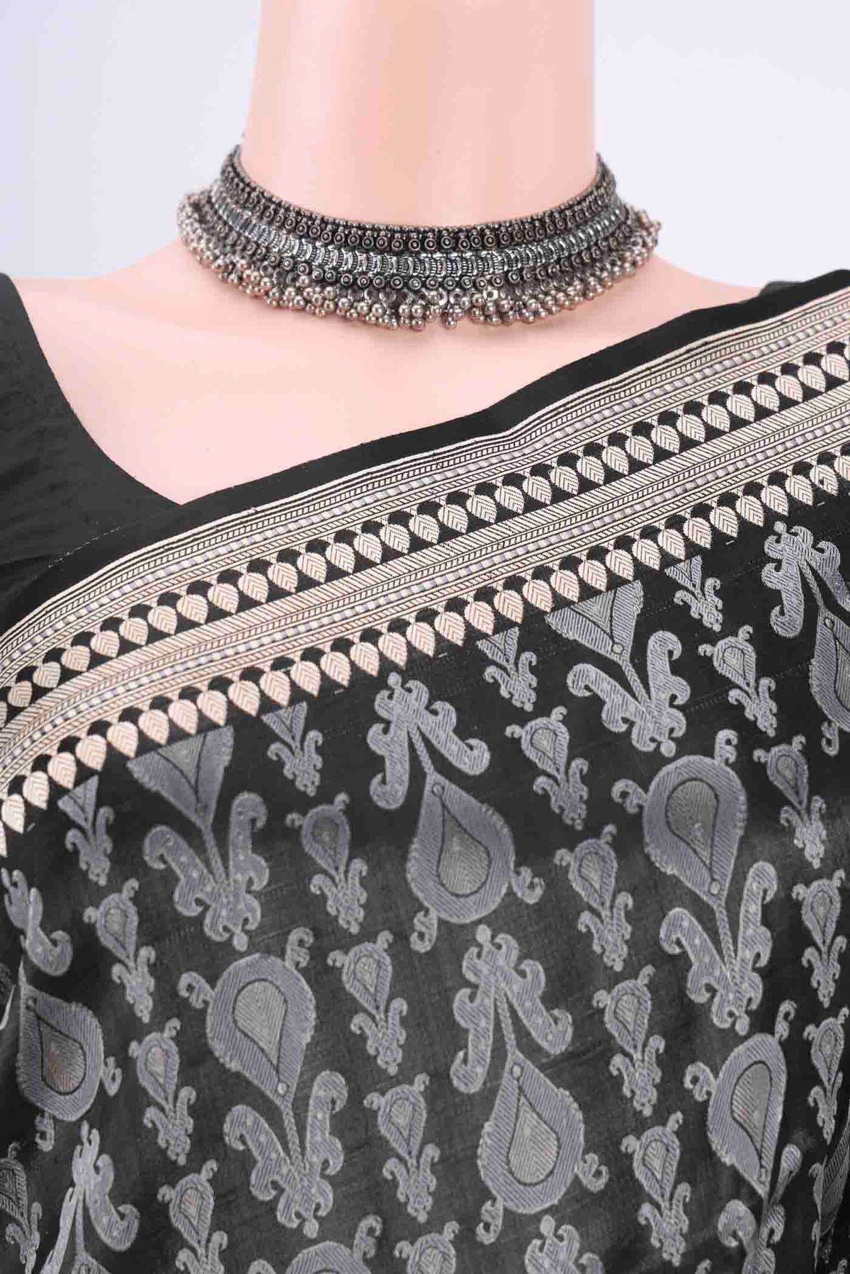 Border image of Black Dual Tone Banarasi Silk Saree with Thread Brocade on the body and Zari Border