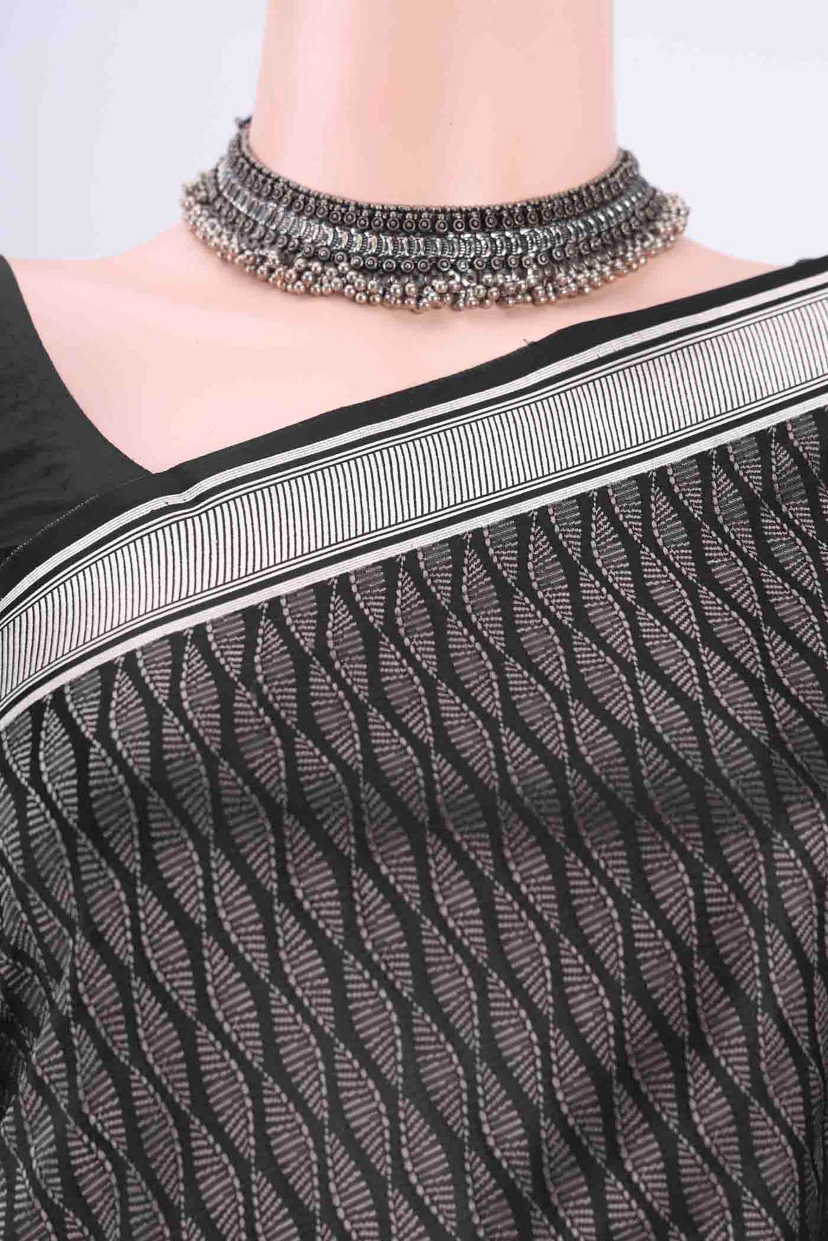 Border image of Black Dual Tone Banarasi Silk Saree with Zari Brocade on the body and Zari Border