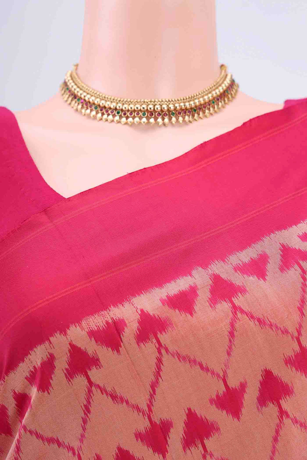 Border image of Pinkish Yellow Dual Tone Pochampally Saree with Ikat design on the body and Plain Border