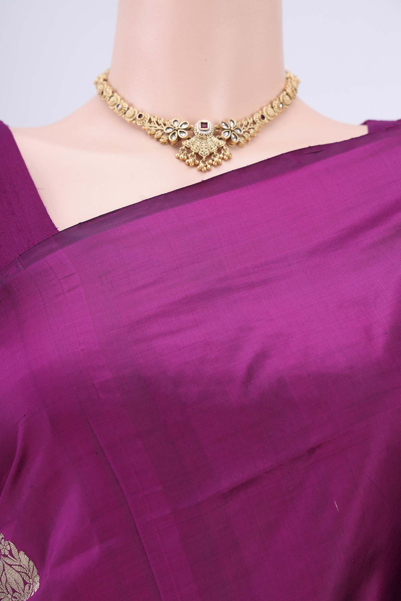 Border image of Magenta Banarasi Katan Silk Saree with Zari Butta on the body and Without Border. 