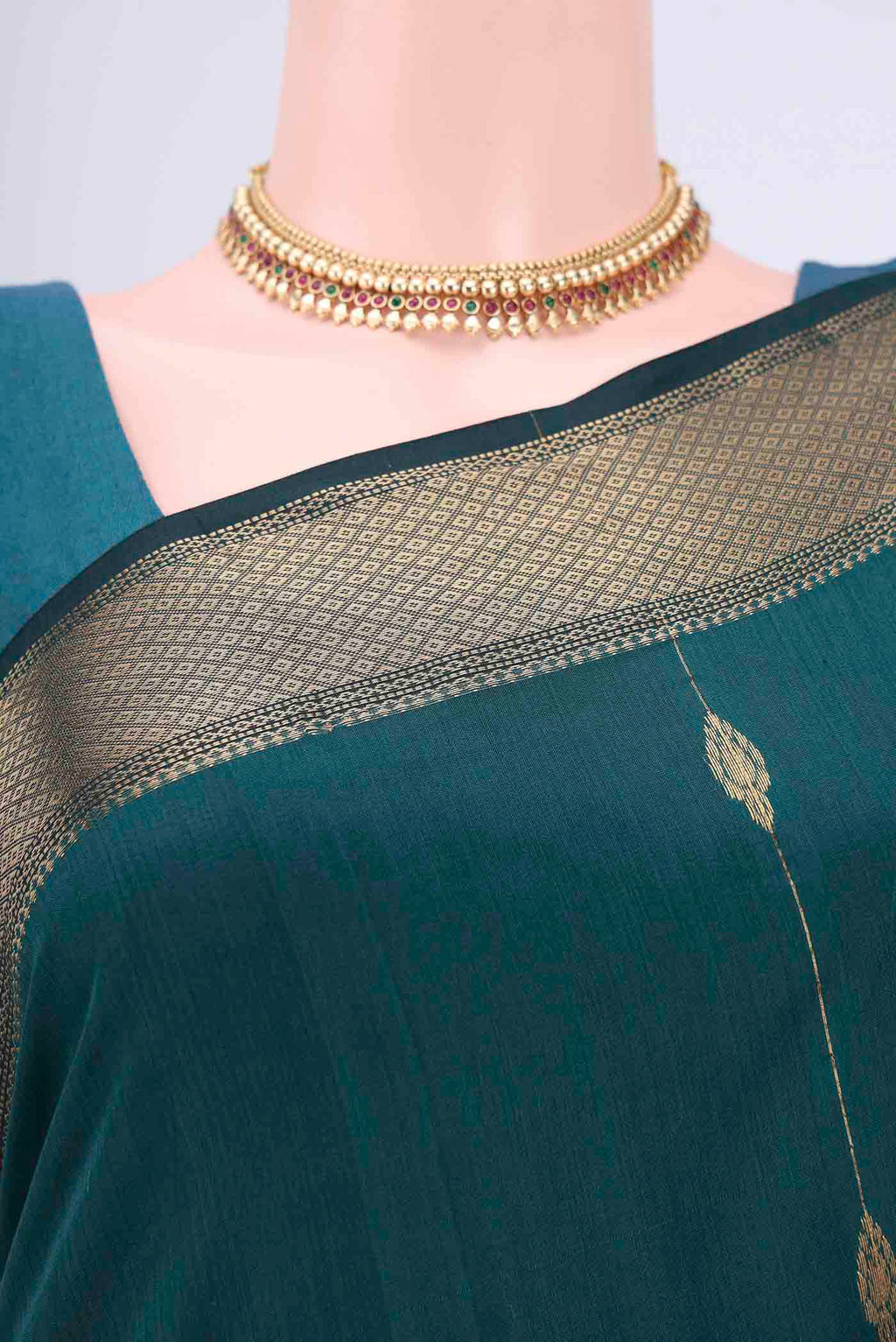 Border image of Peacock Blue Maheshwari Silk Cotton Saree with Zari Butta on the body and Zari Border. 