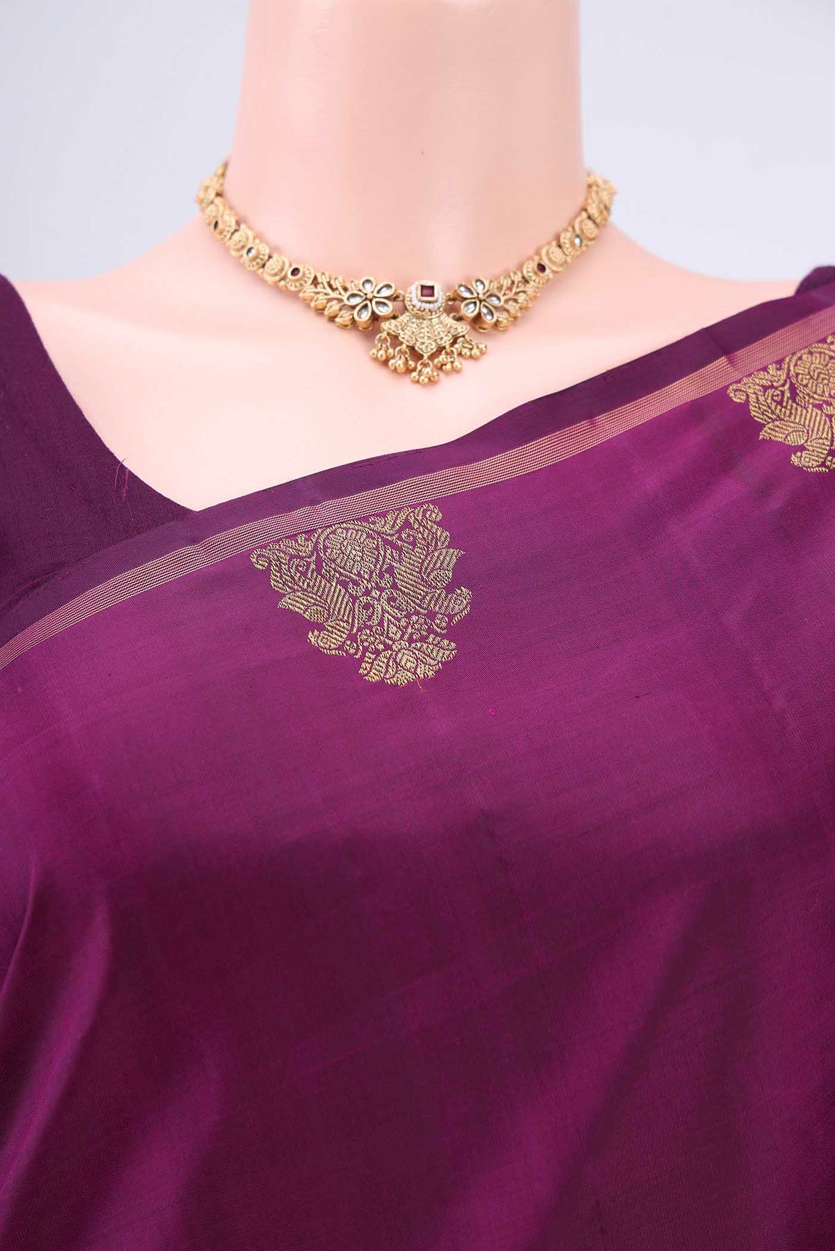 Border image of Pure Silk Pure Zari Purple Kanjivaram Saree with Zari Butta on the body and Thin Zari Line. 