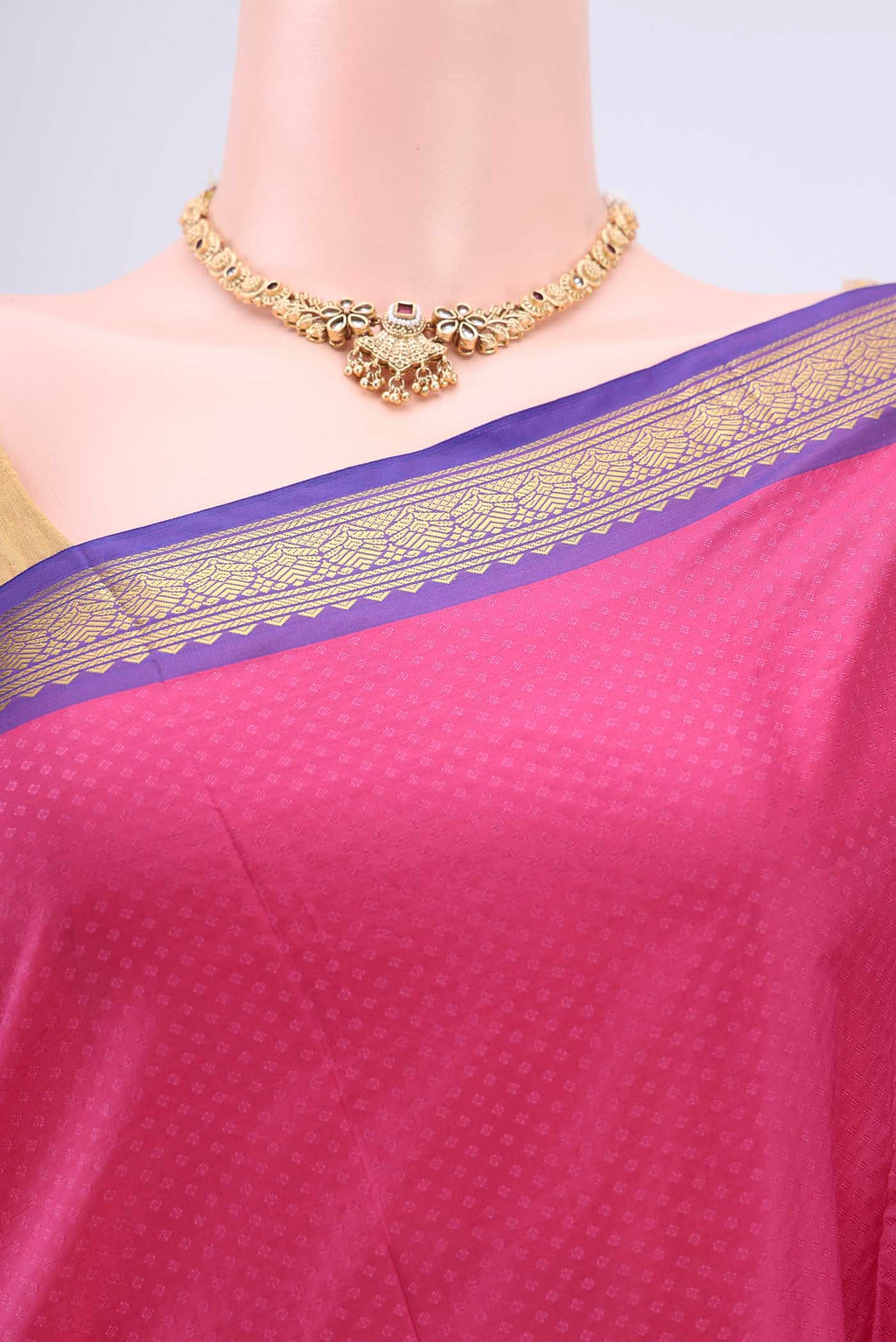 Border image of Rose pink Blended Bangalore Silk Saree with Zari Butta on the body and Zari Border. 
