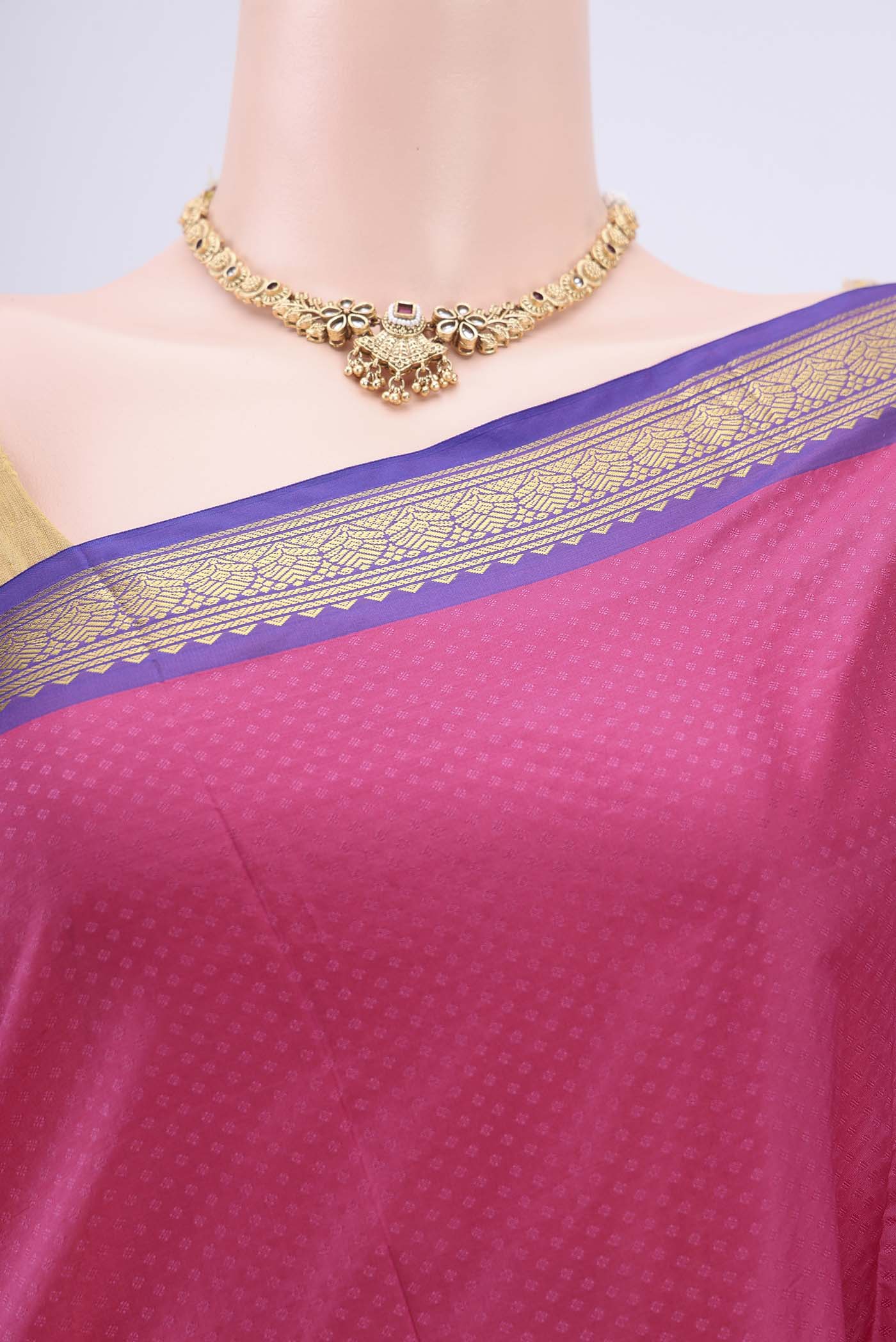 Border image of Rose pink Blended Bangalore Silk Saree with Zari Butta on the body and Zari Border. 