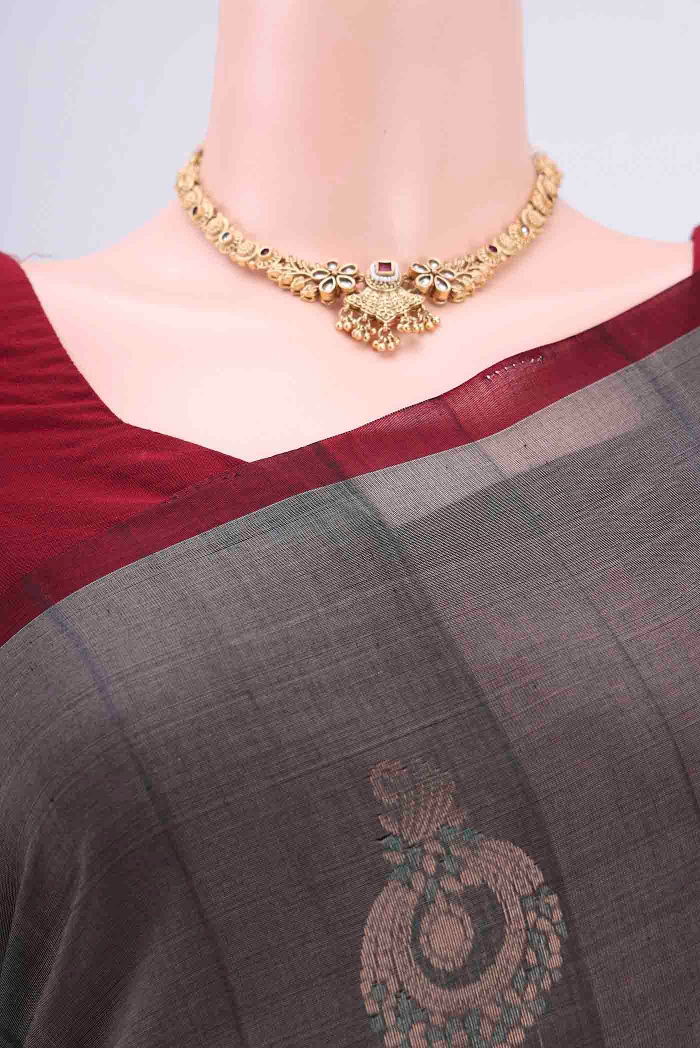 Border image of Grey Kora Cotton Saree with Zari Butta on the body and Zari Border. 