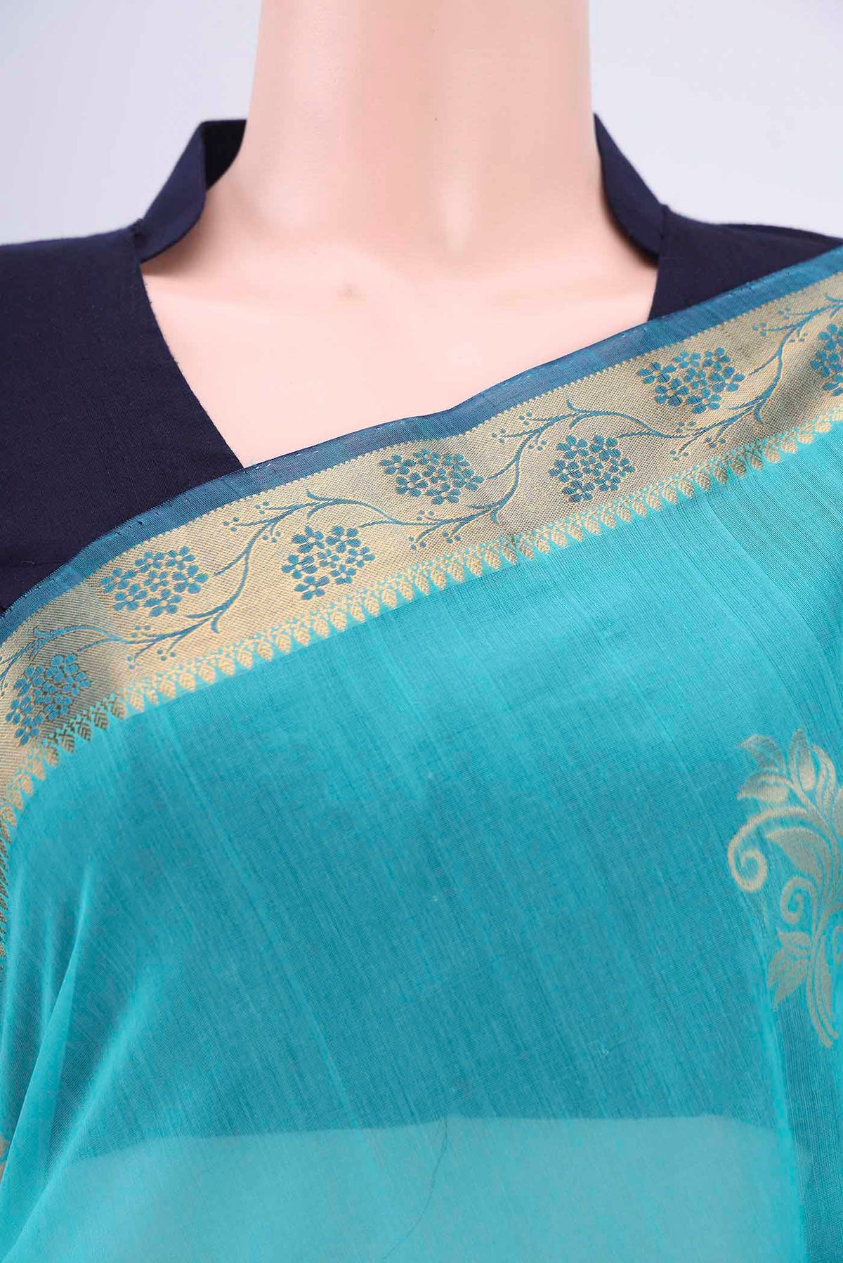 Border image of Turquoise Silk Cotton Saree with Zari Butta on the body and Zari Border. 