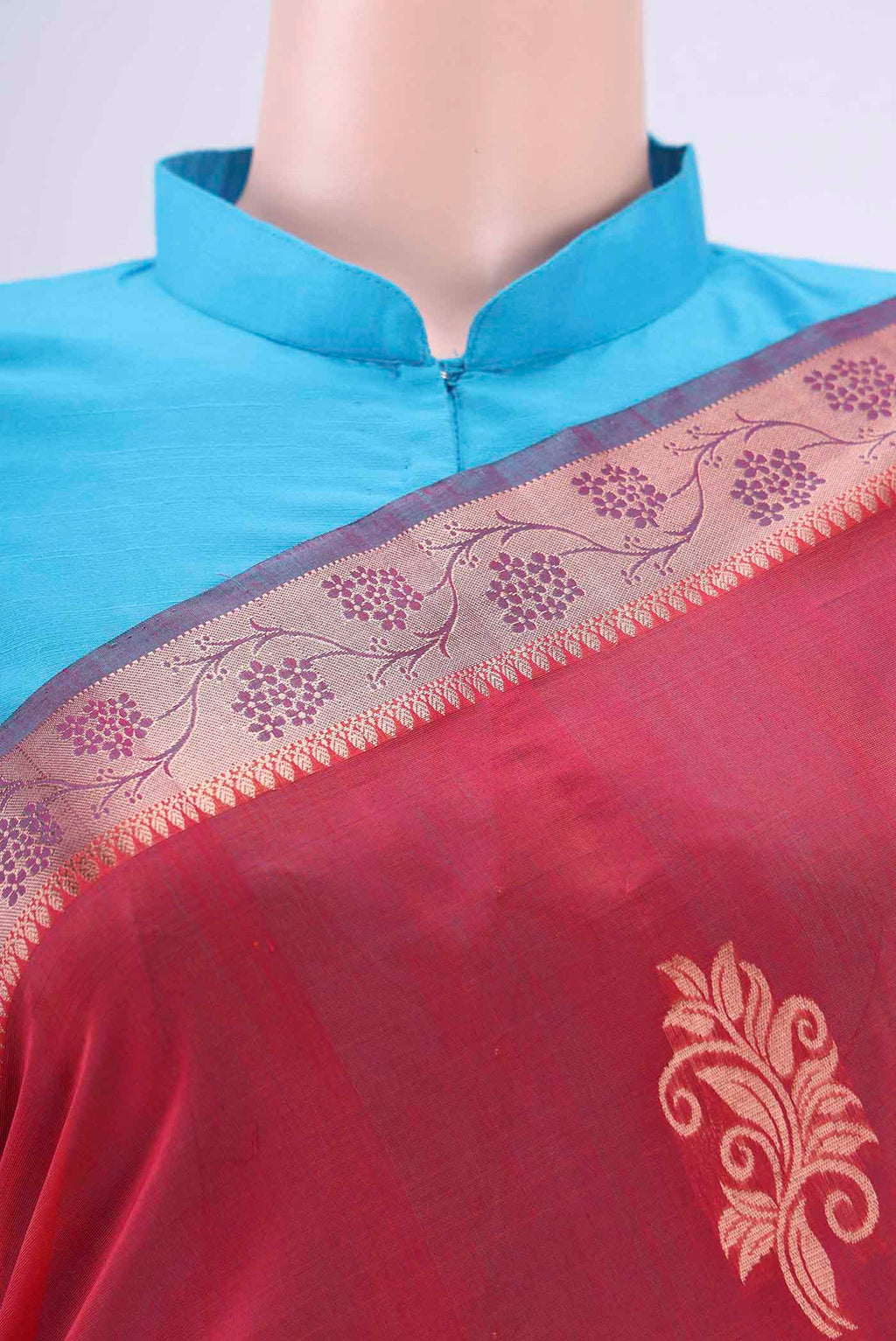 Border image of Dark Pink Silk Cotton Saree with Zari Butta on the body and Zari Border. 