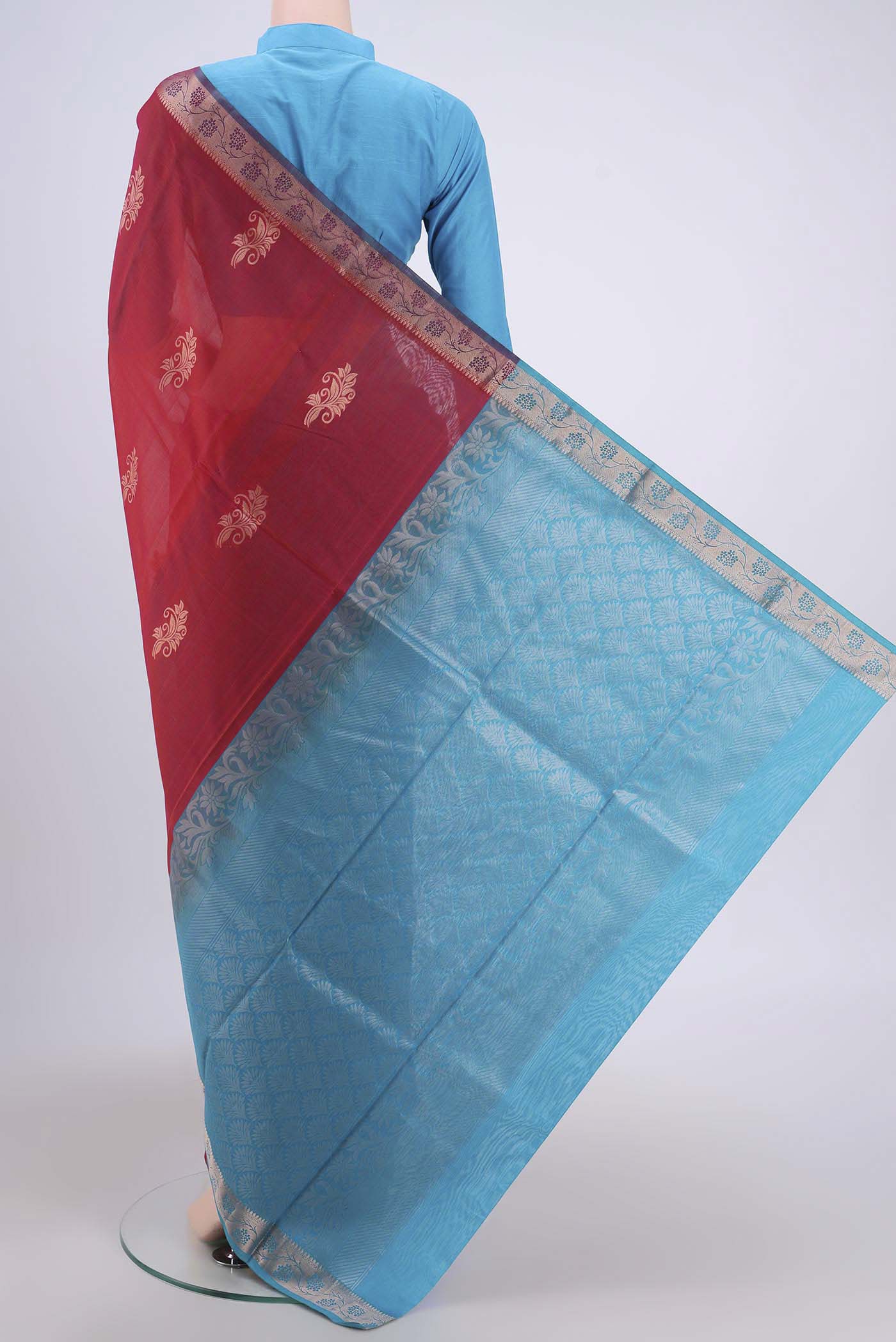 Flat view of Dark Pink Silk Cotton Saree with Zari Butta on the body and Zari Border. 