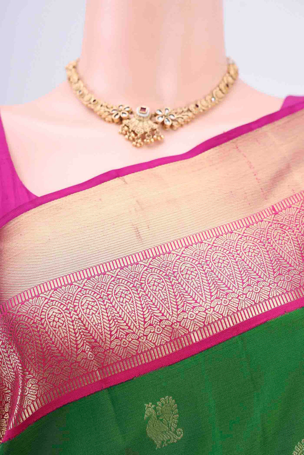 Border image of Green Kanchipuram Saree with Zari Butta on the body and Zari Border