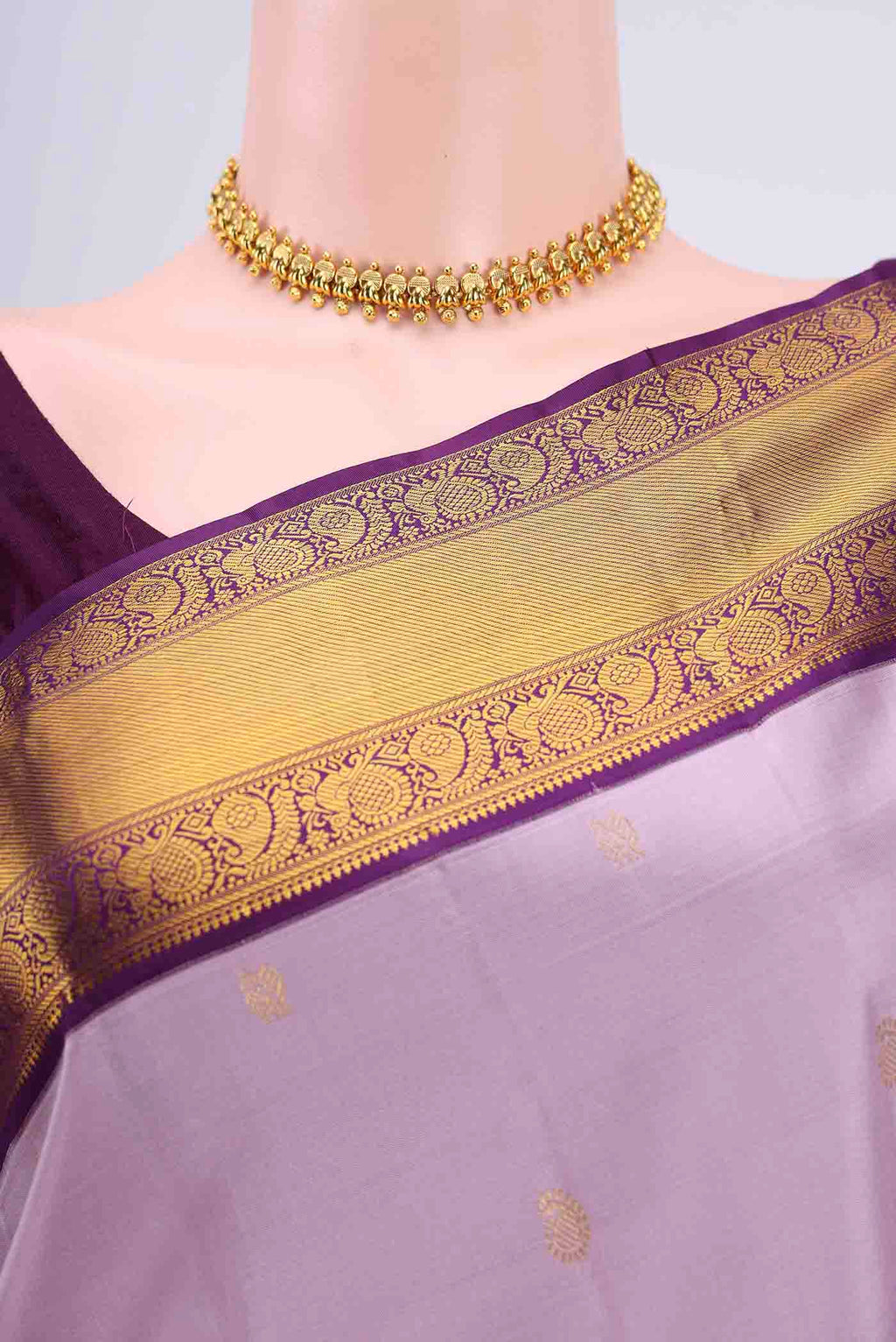 Border image of Lavender Kanchipuram Silk Saree with Zari Butta on the body and Zari Border