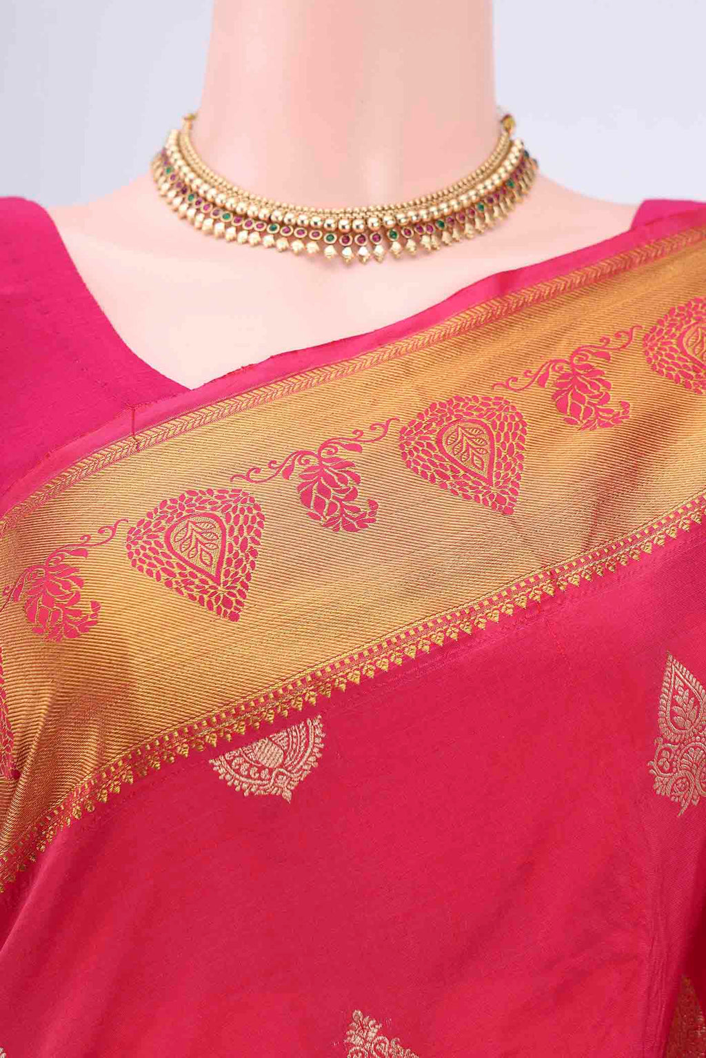 Border image of Dark Pink Blended Bangalore Silk Saree with Zari Butta on the body and Zari Border. 